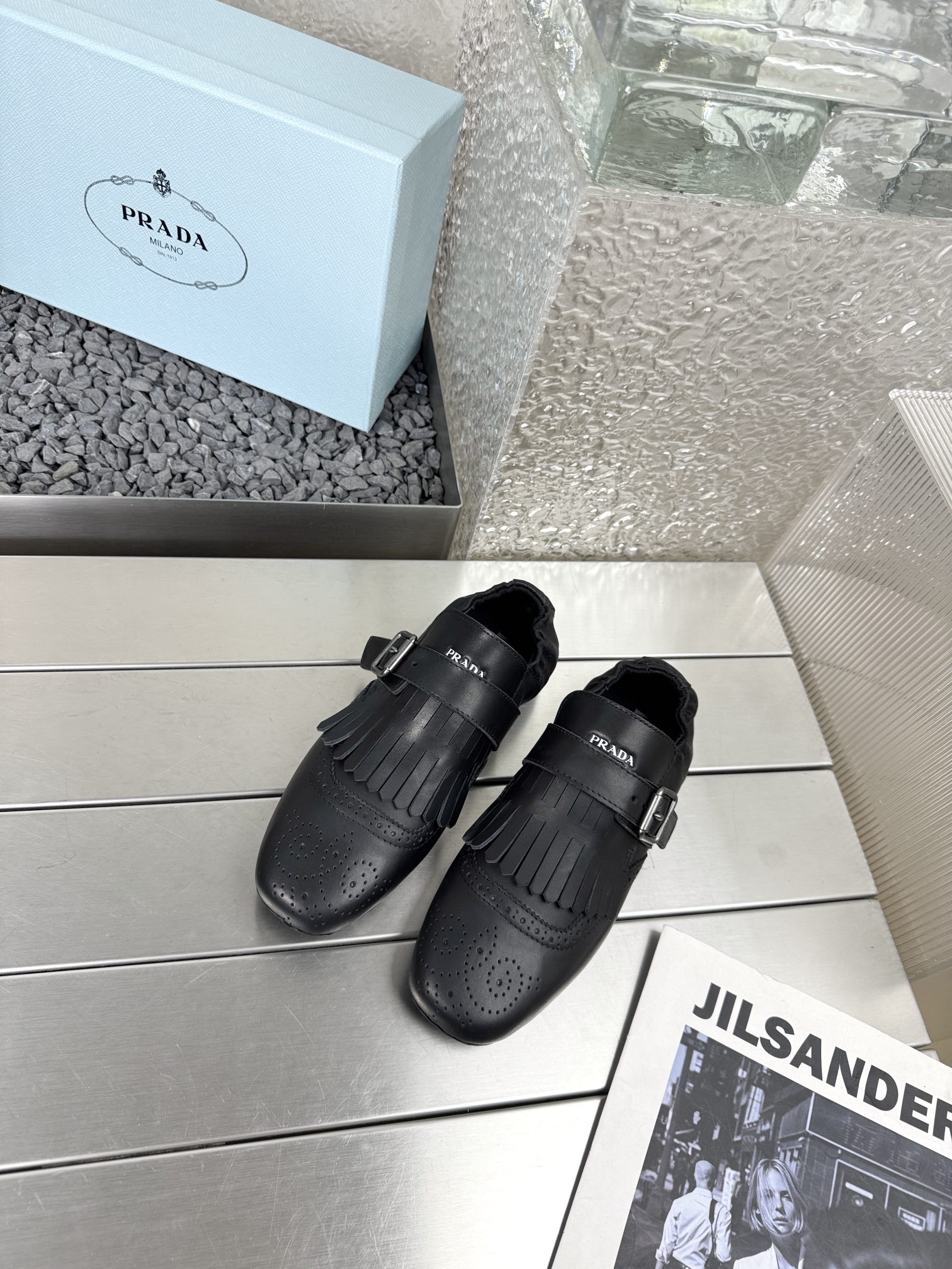 NO:260516,Prada 25 Early Spring Show Brock Carved Tassel Leather Shoes Low-key Luxury Lazy Shoes, the best choice for the rich!  The soft glue sole is known as the cloud-like feeling~100% comfortable. The retro carved upper is soft and textured!  Full of high-end feeling!  Upper imported wash cowhide inner sheepskin sole original rubber sole Size 35-41 slippers single shoes original packaging, leather shoes, prada, slippers, cowhide, sheepskin19860909Prada 25早春走秀款布洛克雕花流苏皮鞋 低调奢华懒人鞋,富人的不二选择！ 软胶底素有踩云感之称～舒适度百分百 复古雕花鞋面,柔和而有质感！高级感满满！ 鞋面进口水洗牛皮 内里 羊皮 鞋底 原版橡胶底 Size 35-41 拖鞋 单鞋 原版包装,皮鞋,prada,slippers,cowhide,sheepskin,Women's Shoes