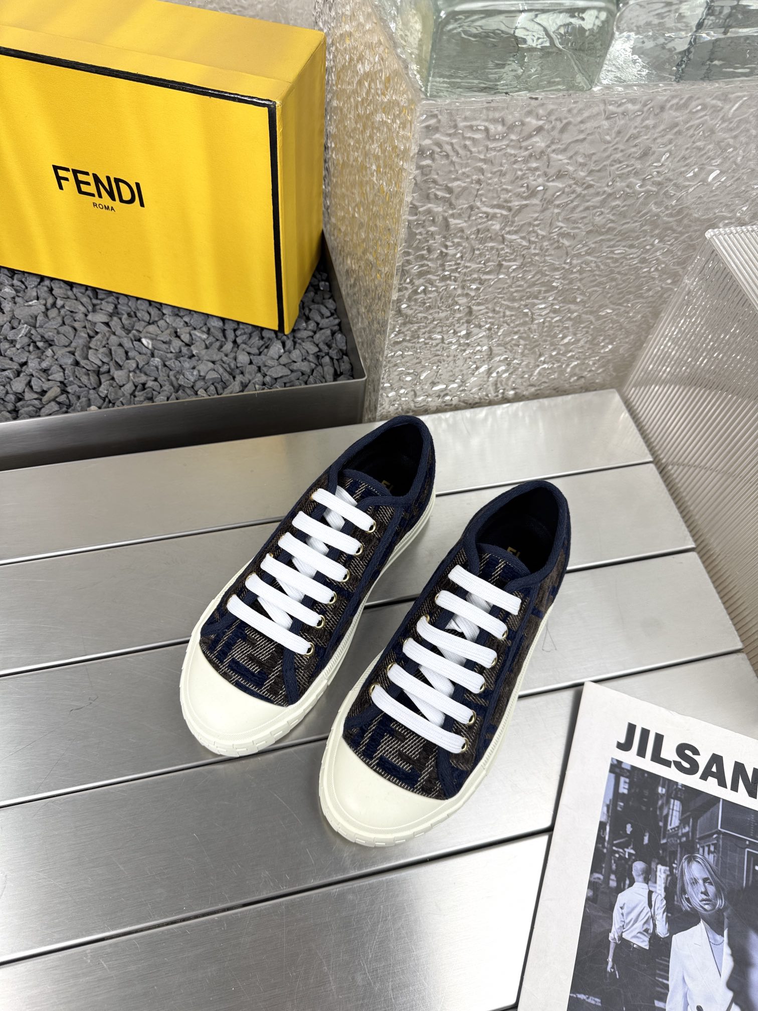 NO:260502,Fendi Domino series couple casual shoes are favored for their classic design and exquisite craftsmanship. Shoes usually use a simple and stylish appearance, combining the brand's iconic details to show a unique style. Suitable for formal and casual occasions, providing a perfect combination of elegance and comfort. Original custom jacquard fabric inner twill canvas Outsole original TPU two-color bottom Size women 35-40 men 39-45 original packaging, casual shoes/sports shoes, fendi, sneakers19860909Fendi Domino系列情侣款休闲鞋 以其经典的设计和精致的工艺受到青睐.鞋款通常采用简洁而时尚的外观,并结合了品牌标志性的细节,展现出独特的风格.适合正式和休闲场合穿着,提供优雅与舒适的完美结合. 面料原版定制提花尼布料 内里斜纹帆布 大底原版TPU双色底 码数女35-40 男39-45  原版包装,休闲鞋/运动鞋,fendi,sneakers,Women's Shoes