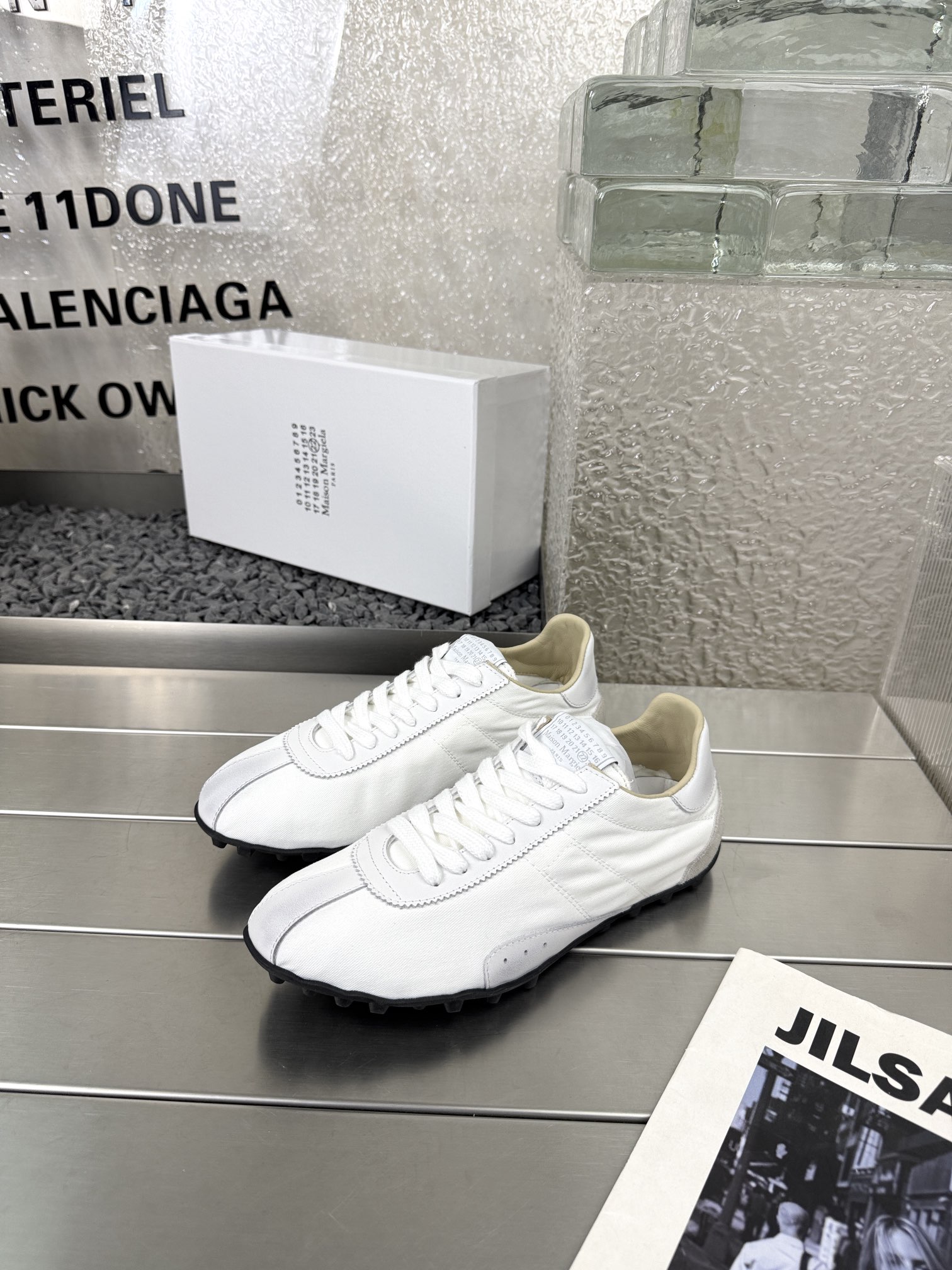 NO:260477,MM6 new spring and summer couple training shoes. Not long ago, the brand new sneakers were released. Sprinter, which once again entered the popular thin-soled shoes trend. The shoes are made of twill, suede and retro-treated calfskin, and are equipped with extremely floor-fitting soft-spiked sole. The heel is decorated with Margiela shoe products' iconic stitching fabric suede/tarp inner sheepskin outsole original open mold rubber sole size 35-40 men 39-45 (40.45 customization) Original packaging, casual shoes/sports shoes, masion margiela, masion margiela, sneakers, cowhide, sheepskin, chamois leather19860909MM6马吉拉春夏新款情侣德训鞋 不久前发布全新的运动鞋款 Sprinter,再度入局大热的薄底鞋风潮.鞋款采用斜纹布、绒面革以及经过复古处理的小牛皮制成,并配备有极致贴地的软钉大底,后跟处则缀有 Margiela 鞋履产品标志性的缝线 面料麂皮/防水布 内里羊皮 大底原版开模橡胶底 码数女35-40男39-45（40.45定制） 原版包装,休闲鞋/运动鞋,masion margiela,masion margiela,sneakers,cowhide,sheepskin,chamois leather,Women's Shoes