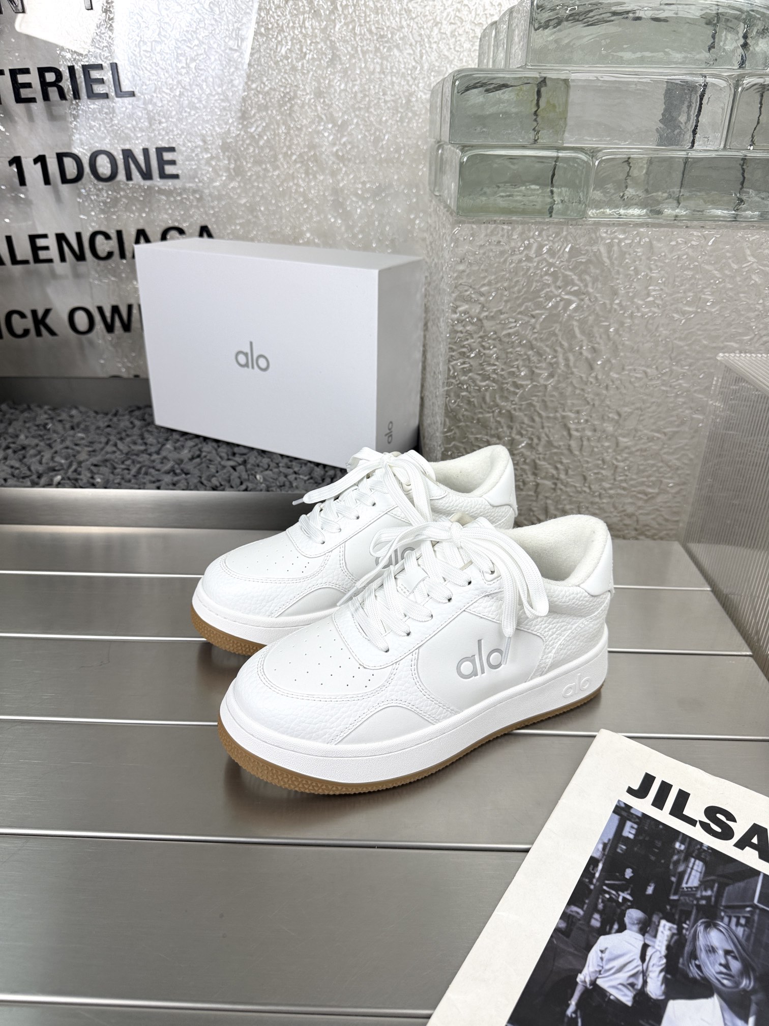 NO:260506,alo niche brand 25s spring and summer new color-blocking white shoes thick-soled comfortable and casual alo knows girls better than Nike!  Super versatile!  And super comfortable!  It's a thick bottom but it's not heavy at all on the feet!  Very lightweight!  It looks better when putting on socks!  And it is recommended by celebrities. It is a model that increases your legs and makes your legs look thinner!  Super suitable for us small girls~ the shoes are also a classic color-blocking and contrasting design with the delicate leather texture on the upper!  Original fabric environmentally friendly leather inner lining breathable net Outsole TR original outsole Size 35-39 (40 fixed) Original packaging, casual shoes/sports shoes, sneakers19860909alo小众品牌25s 春夏新款 拼色小白鞋厚底舒适休闲款 alo比耐克更懂女生！上脚超级百搭！而且超级舒适！是厚底款但是上脚一点都不沉重！ 非常轻便！套上袜套搭配更好看！而且还是明星同款推荐～上脚增高显腿细！ 超级适合我们小个子女生～鞋子整体也是经典的拼色撞色设计搭配鞋面细腻的真皮纹路肌理感！ 面料原版环保皮革 内里透气网 大底TR原版大底 码数35-39（40定） 原版包装,休闲鞋/运动鞋,sneakers,Women's Shoes