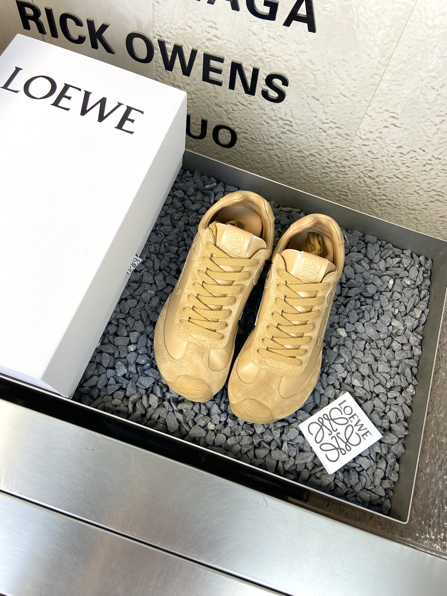 NO:260489,Loewe's new Flow Runner 2.0 series new catwalk couple sneakers, new color matching retro series running shoes, babies who were planted by his family before. Don't miss this style. A new color combination that is light and comfortable. Super suitable for spring and summer outfits. The most special thing is its outsole, the whole piece of outsole runs through the toe, sole, and tail of the shoe. The obvious logo on the side. A super low-key sneaker. ——————————————————————————————————————————————————————————————————————————————————————————————————————————————————————————————————————————————————————————————————————————————————————————————————————————————————————————————————————————————————————————————————————————————————————————————————————————————————————————————————————————————————————————————————————————————————————————————————————————19860909罗意威 Loewe 全新Flow Runner2.0系列新款走秀情侣款运动鞋 全新配色复古系列跑鞋 之前被他家种草的宝宝.这次的款式千万不要错过.轻便舒适的全新颜色搭配.超级适合春夏穿搭 最特别的是它的大底,整片大底贯穿鞋头、鞋底、鞋尾 侧面明显的Logo 超低调的一款运动鞋 —————————————— 鞋面牛皮 内里进口柔软绵羊皮 大底EVA双色组合橡胶大底 码数35-45 男码 原版包装,休闲鞋/运动鞋,loewe,loewe,sneakers,cowhide,sheepskin,Women's Shoes