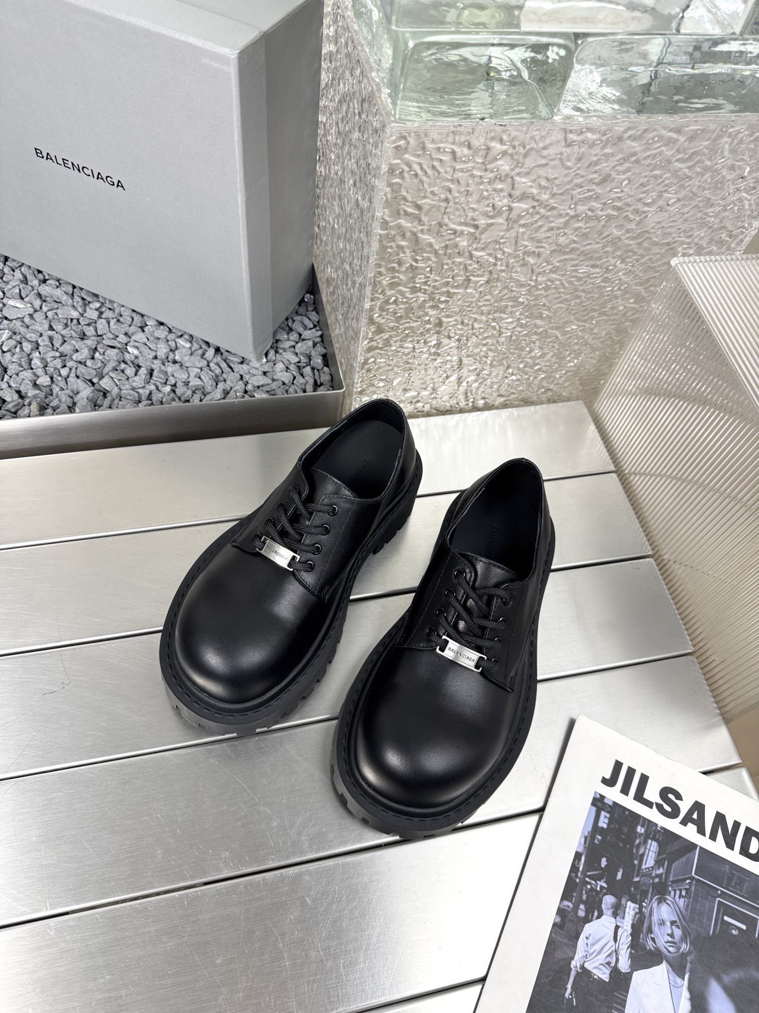 NO:231507,BALENCIAGA Stomper Derby new big-headed derby shoes. This pair of shoes is simply the dark horse in the trend circle this year. The exaggerated big-headed design makes people fall in love with it at a glance!  When I saw it at first, I was attracted by the big B-shaped logo. It’s so recognizable!  When you wear it, you can easily control it whether it is paired with tight jeans or wide-leg pants, and it is full of fashion sense!  Double B decorative buckle is made of pure copper hardware hand-in-made fabric full-grain cowhide, water-dyed cowhide, outsole original rubber outsole, size 35-39 (40 fixed) plain style B button original packaging, loafers, balenciaga, balenciaga, tom ford, loafers, jeans, cowhide19860909BALENCIAGA巴黎世家 Stomper Derby新款大头德比鞋 这双鞋简直是今年潮流圈的黑马,夸张的大头设计,让人一眼就爱上！ 第一眼看到它,就被那双大大的B字logo吸引了,太有辨识度了吧！ 穿上它,无论是搭配紧身牛仔裤还是阔腿裤,都能轻松驾驭,时尚感爆棚！ 双B装饰扣采用纯铜五金手工镶嵌制作 面料全粒面牛皮 内里水染牛皮 大底原版橡胶大底 码数35-39（40定） 素面款 B扣款 原版包装,乐福鞋,balenciaga,balenciaga,tom ford,loafers,jeans,cowhide,Women's Shoes