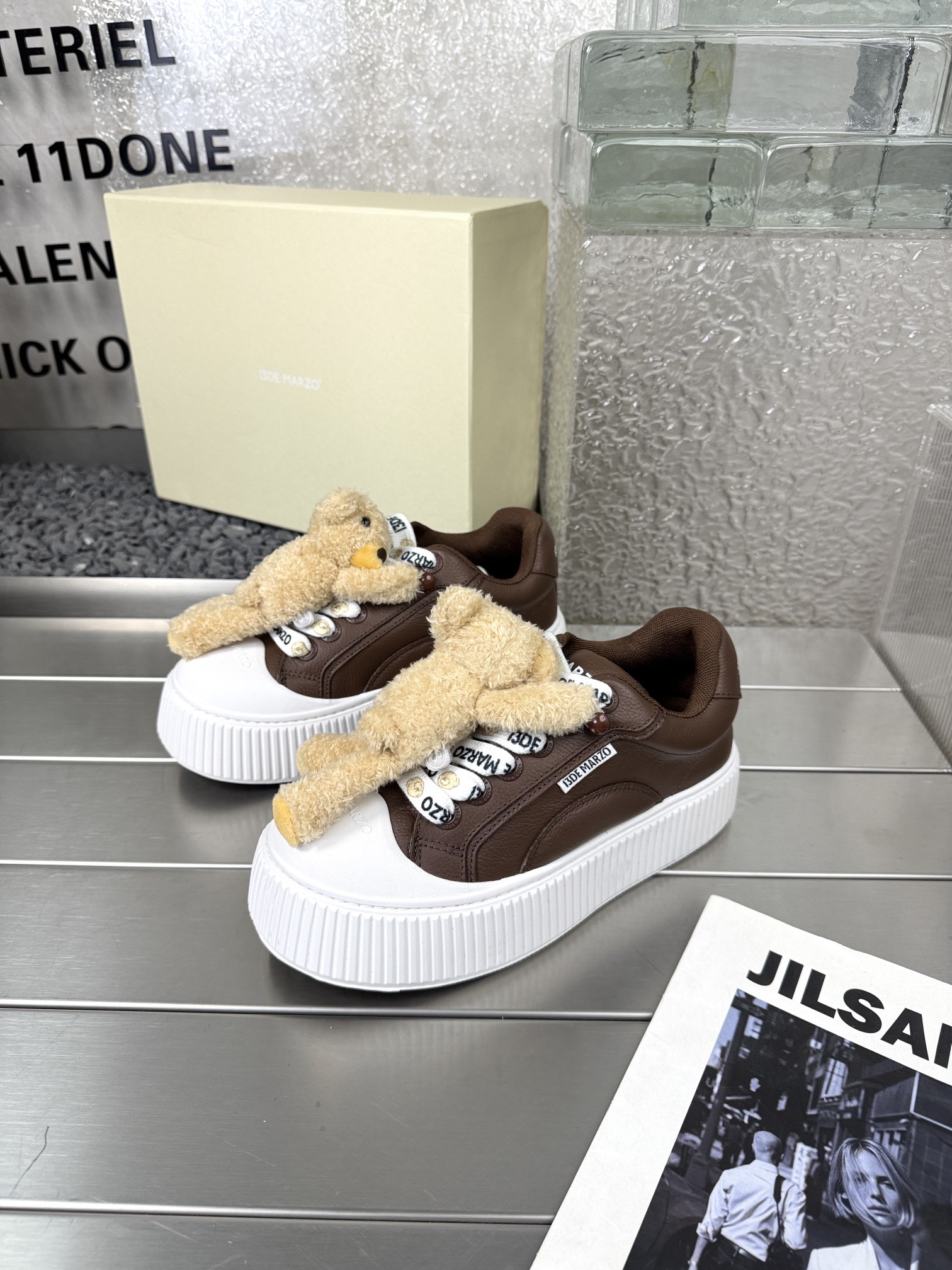 NO:260495,13DE MARZO joint color-blocking biscuit shoes. The brand pioneer inspiration and brand genes are integrated. The unrestrained and avant-garde fashion concept is interpreted with an unrestrained attitude. This shoe is super beautiful and versatile. The thick-soled shoes with heightened appearance are super fashionable. The key is that bears can be removed and removed. Fabric cowhide/embossed cowhide. The inner breathable net. The original high-soled rubber sole. Size 35-39 (40 fixed) Monochrome. Color-blocking embossed model. Original packaging, casual shoes/sports shoes, sneakers, cowhide1986090913DE MARZO联名款拼色饼干鞋 小众设计师品牌先锋灵感与品牌基因融汇贯通 以不羁态度解译个性构写不设限的前卫时尚理念 這款鞋型超好看又百搭 增高的厚底鞋外觀超時尚 重點是小熊都是可以摘卸的 面料牛皮/压花牛皮 内里透气网 大底原版增高胶鞋底 码数35-39（40定） 单色款 拼色压花款P 原版包装,休闲鞋/运动鞋,sneakers,cowhide,Women's Shoes