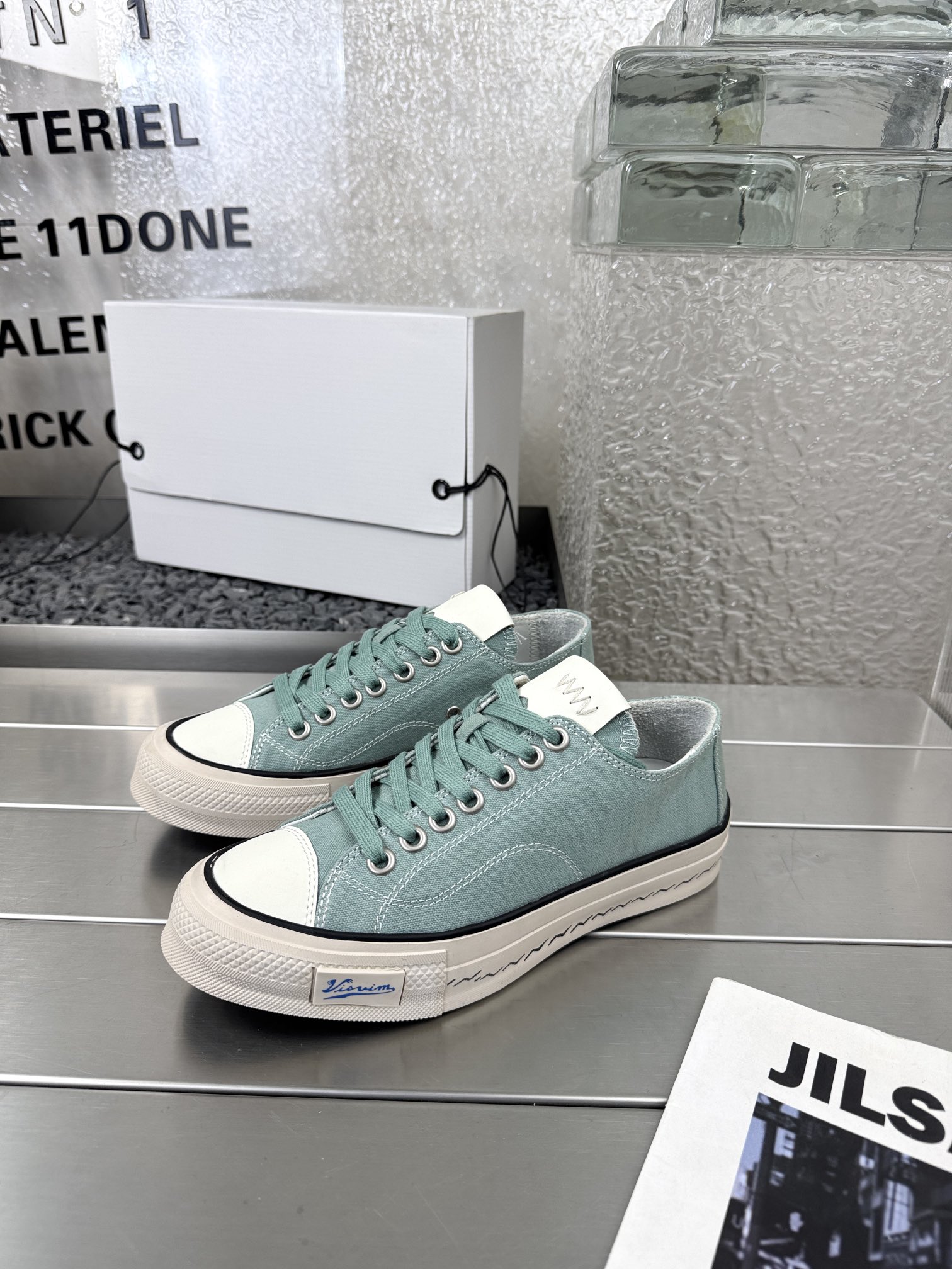 NO:260508,VISVIM SKAGWAY LO Japanese niche trendy brand low-top canvas shoes High twist cotton natural leather casual low-top canvas shoes This year's SKAGWAY LO color scheme takes a fresh route, continuing the classic design without thick soles and no old style last year. The canvas on the upper is made of Japanese local cotton and strongly twisted. The strength and texture are super high. After washing with medium-to-top strength, the color is very good. The classic materials such as ancient soft sheepskin lining, cork insoles and vibram outsoles have not changed. Size 35-40 Original packaging, casual shoes/sports shoes, sneakers, sheepskin19860909VISVIM SKAGWAY LO日本小众潮牌低帮帆布鞋 高捻棉天然皮制休闲低帮帆布鞋今年的SKAGWAY LO配色走清新路线,延续去年没有厚底没有做旧的经典设计,鞋面的帆布使用日本本土棉并强捻制成,强度质感都超高,而且经过中等偏上强度的水洗,颜色非常好看,古软羊皮质内衬、软木鞋垫和vibram大底这些经典用料没有变化. 码数35-40 原版包装,休闲鞋/运动鞋,sneakers,sheepskin,Women's Shoes