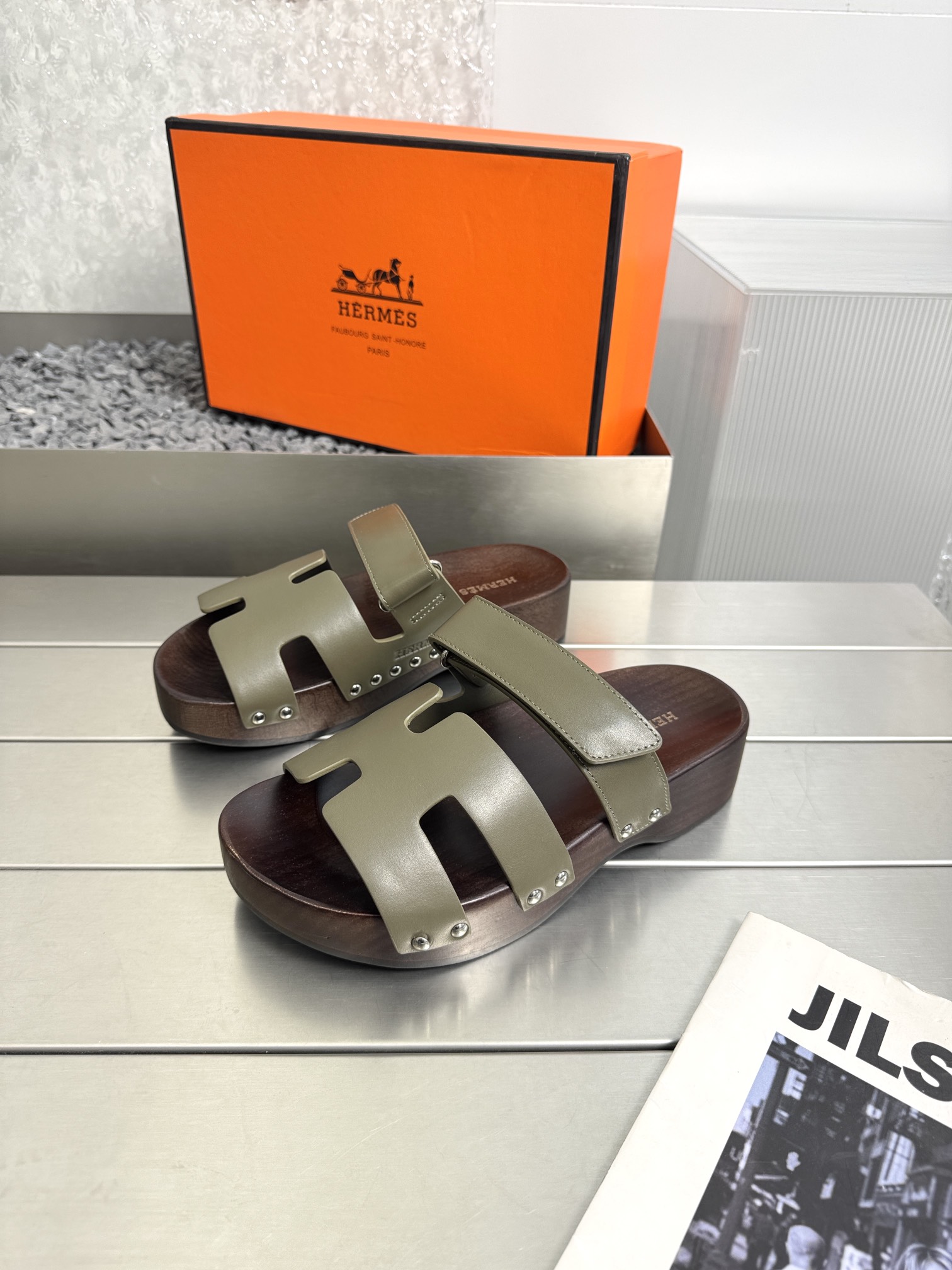 NO:260494,Hermes Spring and Summer New Clog Second Uncle Slippers Top version. The most complete color. The cowhide is really comfortable and beautiful... It seems like you don’t want to take it off when you step on the carpet. The first pair of shoes in summer must be the cute Second Uncle!  Hermes classic H plus wooden elements design makes people fall in love with it at a glance. Full cowhide whole upper. Comfortable and breathable. Original Brazilian oak wooden clogs combined rubber outsole. Size 35-41 for women, 40-46 for men. Full set of original packaging, slippers, hermes, hermes, slippers, cowhide19860909Hermes 春夏新款木屐二舅拖鞋 顶级版本.最全颜色 牛皮拖真的舒服超美....像踩在地毯上完全不想脱下来 夏天的第一双鞋一定就是可爱的二舅拖啦！爱马仕经典的H加上木质元素设计让人一眼就爱上 全牛皮整只鞋面.舒适透气 原版巴西橡木随型木屐组合橡胶大底 码数女35-41 男40-46 全套原版包装,拖鞋,hermes,hermes,slippers,cowhide,Women's Shoes