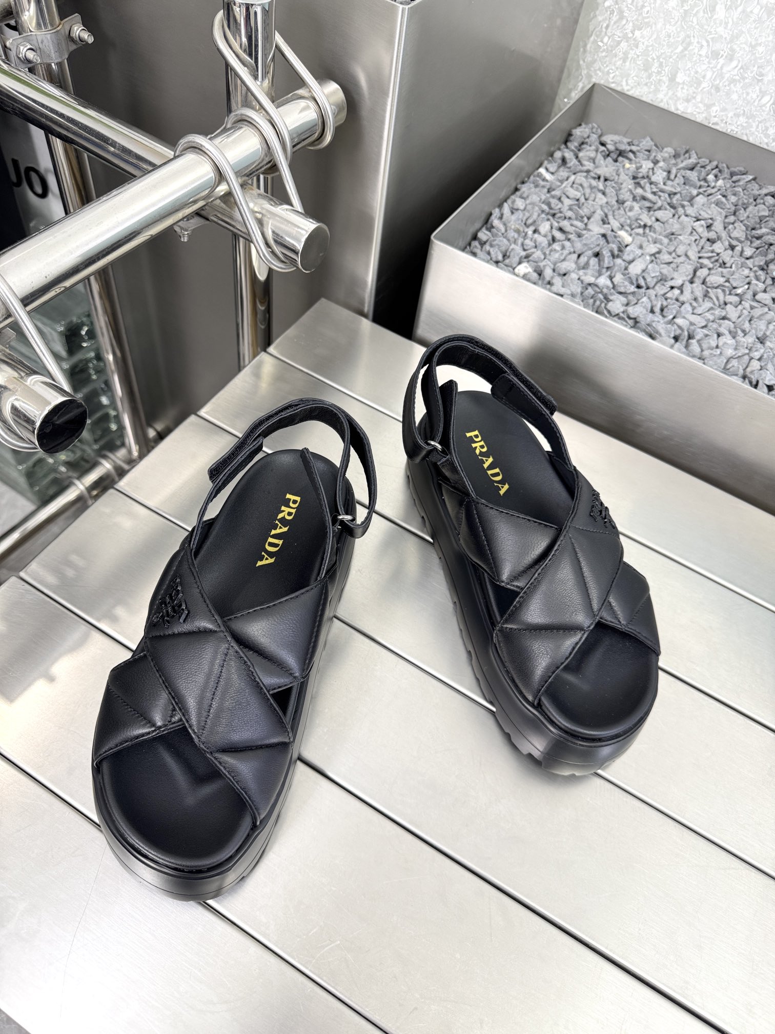 NO:260491,Prada 2025 spring and summer new sandals Roman thick-soled Velcro sandals Slippers Latest catwalk style, classic upgrade Comfort and fashionable coexist. Each color matches are good, design and matching different styles. Upper sheepskin lining: sheepskin original mold-opening non-slip sole Size: 35-40 (41.42 fixed) Original packaging, slippers sandals, prada, prada, sandals, slippers, sheepskin19860909Prada 普拉达2025春夏新款凉鞋 罗马厚底魔术贴凉鞋 拖鞋 最新走秀款,经典升级 舒适度与时髦度并存 每个颜色搭配都好看,设计搭配不同风格需求 鞋面绵羊皮 内里: 羊皮 大底原版开模防滑大底 码数: 35-40（41.42定） 原版包装,拖鞋凉鞋,prada,prada,sandals,slippers,sheepskin,Women's Shoes