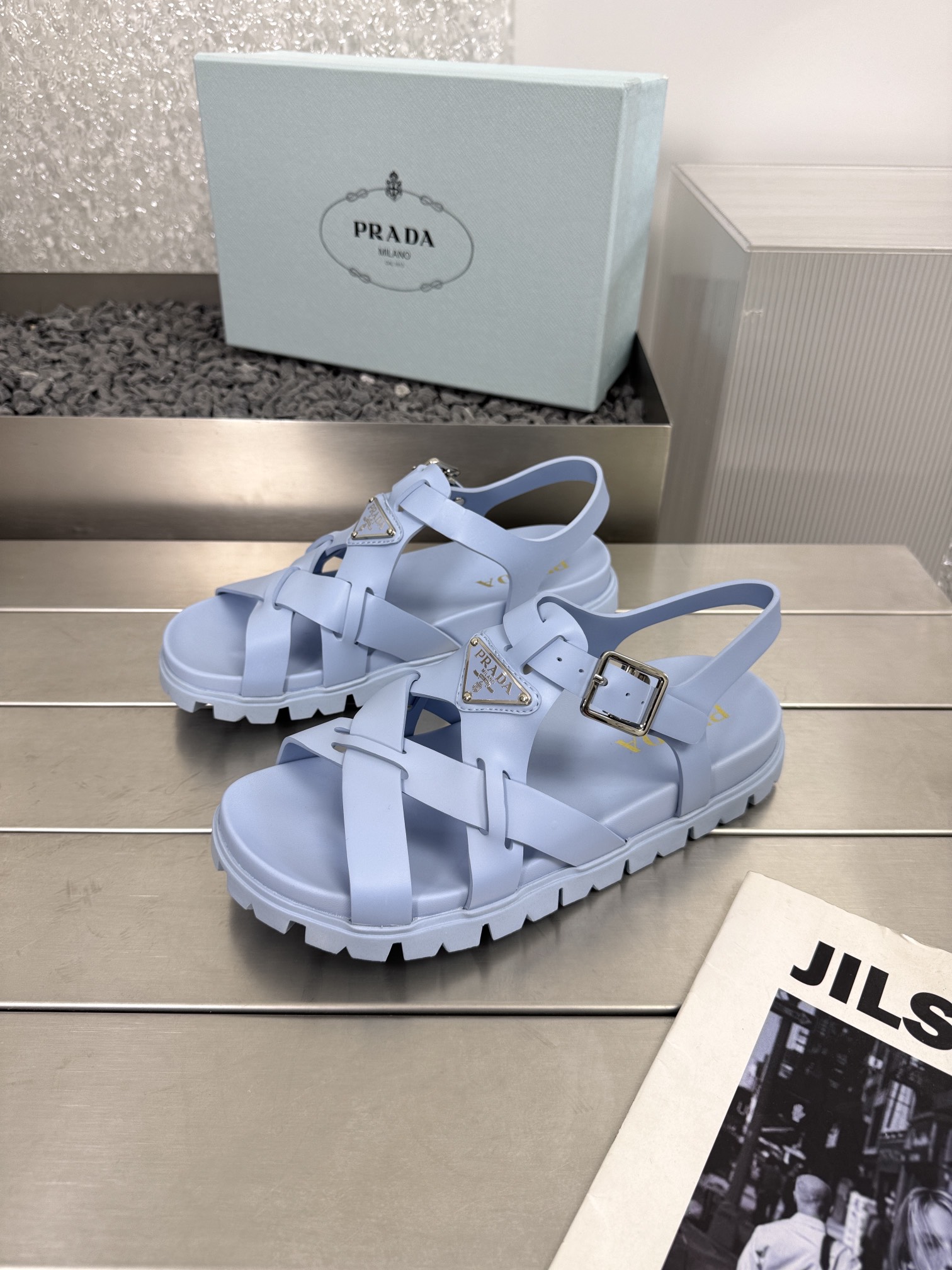 NO:260487,Prada25 spring and summer new gear color sandals Roman cross-weaving style Panoramic macaron color is at the forefront of fashion Original 1:1 light rubber outsole Foaming material light foot feeling PVC braided upper Rich colors present a fun and interesting present moment iconic triangle logo with code 35-41 with original packaging, sandals, prada, sandals19860909Prada25春夏新款齿轮彩色凉鞋 罗马交叉编织风 大流行马卡龙色 赶在时尚最前沿 原版1:1轻盈橡胶大底 发泡材质脚感轻盈 PVC编织鞋面 色彩丰富 呈现玩趣的现在观感 标志性三角logo 配码35-41 配原版包装,凉鞋,prada,sandals,Women's Shoes