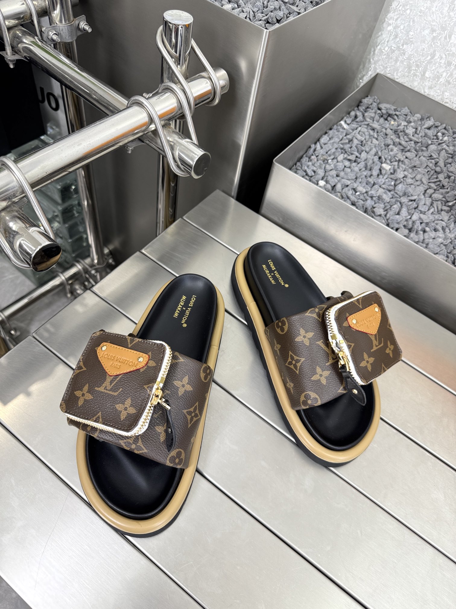 NO:260459,louis vuitton ss25 new arrival~ Lv2025 spring and summer new style｜Three-color presbyterian wielding bread slippers Louis Vuitton x Takashi Murakami Takashi Co-branded series # Soles are made of high-density foam material, extremely lightweight, lambskin material along strips and foot pads!  Number of codes 35-40 (41.42 fixed) Original drawer packaging, slippers, louis vuitton, louis vuitton, slippers, sheepskin19860909louis vuitton ss25 new arrival～ Lv2025春夏新款｜三彩老花魔术贴面包拖鞋 Louis Vuitton x Takashi Murakami村上隆 联名系列# 鞋底高密度发泡材质,轻盈无比,沿条和垫脚小羊皮材质！ 码数35-40（41.42定） 原版抽屉包装,拖鞋,louis vuitton,louis vuitton,slippers,sheepskin,Women's Shoes