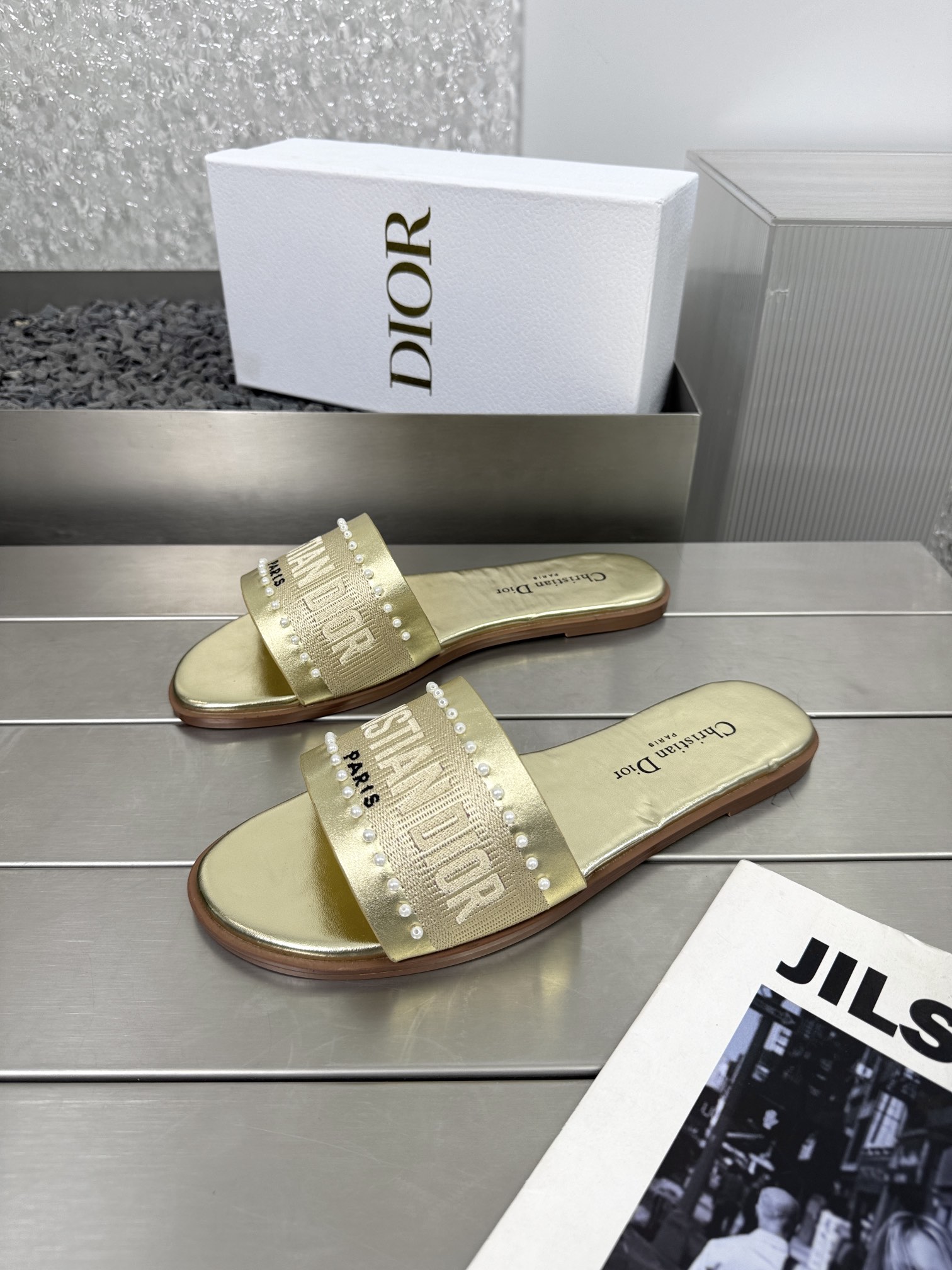 NO:260461,25Ss spring and summer new Dior D-Lane sandals flat-bottomed one-length pearl embroidered slippers. Classic styles usually make your feet look super thin——————————————————————————————————————————————————————————————————————————————  Wearing her feet is definitely the most beautiful girl on the street. The brand new and integrated craftsmanship is embroidered and restored the genuine version. Fabric sheepskin sheepskin foot pads are comfortable and soft!  Italian double-layer leather outsole size 35-42 (original full package), slippers, dior, slippers, sheepskin, Leather soles1986090925Ss春夏新款Dior D-Lane 凉拖平底一字珍珠刺绣拖鞋 经典款的款式通常都超极显脚瘦—————胖脚瘦脚皆实用的一款！穿上脚绝对是整条街最靓的美妞 全新面里一体工艺刺绣还原正版 面料羊皮 羊皮垫脚上脚舒适柔软！ 意大利双层真皮大底 码数35-42（原版全套包装）,拖鞋,dior,slippers,sheepskin,Leather soles,Women's Shoes