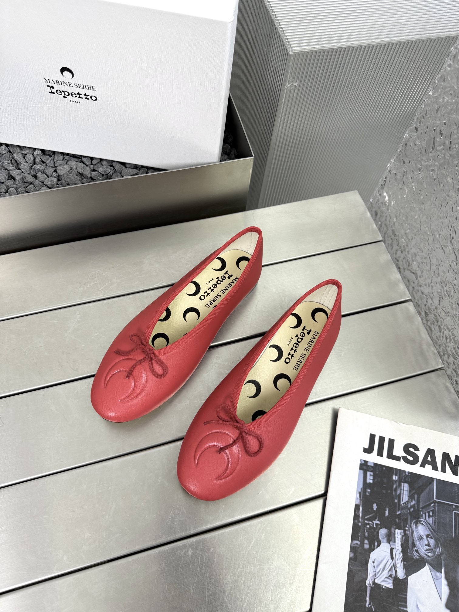 NO:260481,Repetto X Marine Serre|Co-branded Repetto joins hands with Marine Serre to combine French elegant rhythm with traditional modernity to form a combination of pioneering fashion and ballet art → Super comfortable ballet dance shoes —————— The toe is slightly upturned. Composite arch design Bow wax band embellishment Fabric selection High-quality lambskin foot pads are selected with lambskin printed logo Italian leather outsole Size 35-39 (40 fixed) Original packaging, ballet shoes, sheepskin, Leather soles19860909Repetto X Marine Serre|联名合作 Repetto 携手 Marine Serre 将法式优雅的律动与传统现代的融合,构成先锋时尚与芭蕾艺术的联乘之作 →超级舒适的芭蕾跳舞鞋 ———————— 鞋头微微上翘.复合足弓设计 蝴蝶结蜡带点缀 面料选用 优质小羊皮 垫脚选用小羊皮印刷logo 意大利真皮大底 码数 35-39（40定） 原版包装,芭蕾舞鞋,sheepskin,Leather soles,Women's Shoes