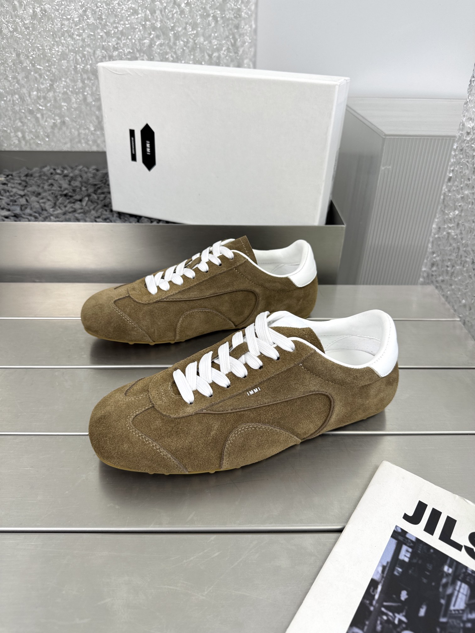 NO:260504,IMMI Niche Trendy Brand 25ss Spring and Summer New Style Retro Flat Forrest Gump Shoes Casual Shoes Macaron Color. The eyes are illuminated and the sound is super high purple. It comes with bright colored shoelaces. The sole is made of the outdoor brand Vibram sports sole. It has sufficient grip and is wear-resistant and non-slip!  The upper is made of original suede, inner sheepskin, original vibram rubber outsole, size 35-39 (40 fixed) Original packaging, casual shoes/sports shoes, sneakers, sheepskin, chamois leather19860909IMMI 小众潮牌 25ss 春夏新款 复古平底 阿甘鞋 休闲鞋 马卡龙色系. 眼前一亮又一亮 呼声超超超级高的紫色.自带亮组彩色鞋带 鞋底是用了户外品牌Vibram的运动鞋底. 抓地力很足 耐磨防滑！ 鞋面采用原版麂皮 内里羊皮 鞋底原版vibram橡胶大底 码数35-39（40定） 原版包装,休闲鞋/运动鞋,sneakers,sheepskin,chamois leather,Women's Shoes