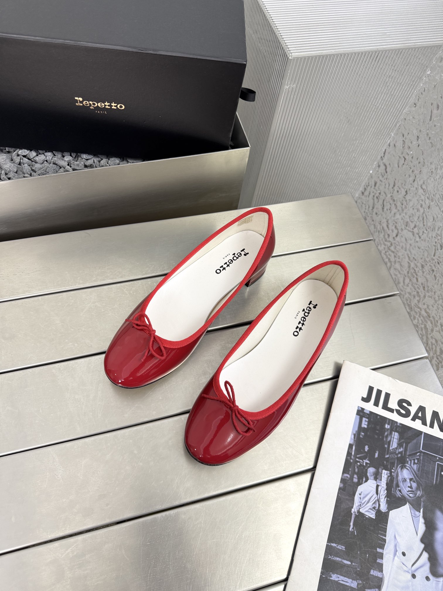 NO:231503,Repetto ballet dance shoes Mar Repett* classic shoe shape has been newly interpreted in this collaboration, adding a medium heel design. It is more in line with commuting needs!  It is versatile and comfortable to wear!  Suitable for everyday life!  The design is also very consistent with the ballet style!  So it will be popular when it comes online~ Material beef patent leather inner weaving fabric, lambskin printing logo for foot pads Italian leather outsole size 35-39 (40 fixed) Original packaging, ballet shoes, sheepskin, Leather soles19860909Repetto 芭蕾跳舞鞋 Mar Repett*经典鞋型在本次合作中得到崭新诠释,增添中跟设计.更加贴合通勤需求！ 上脚百搭舒适！适合日常！设计也很贴合芭蕾的风格！所以上线就火爆啦～ 材质牛漆皮 内里织布 垫脚选用小羊皮印刷logo 意大利真皮大底 码数 35-39（40定） 原版包装,芭蕾舞鞋,sheepskin,Leather soles,Women's Shoes