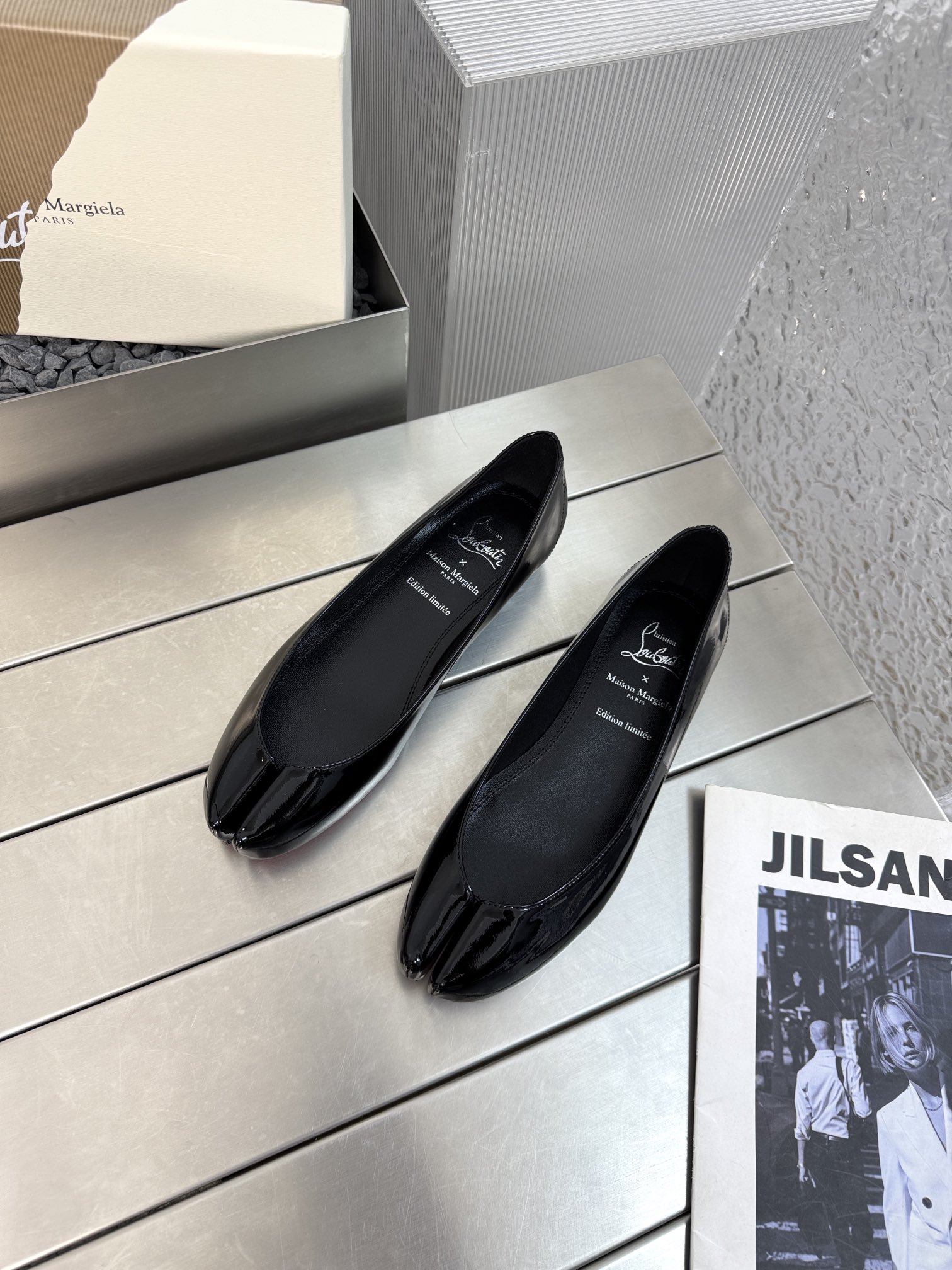 NO:260466,CL red soles x Maison margiel* 25SS split-toe flat shoes Maison Margiela and Christian Louboutin launch their first joint shoe series. The new collaboration is centered on two intertwined design concepts, showing the unique creative language of fashion designer John Galliano and shoe master Christian Louboutin Maison Margiela's iconic Tabi split-toe shoes. The three shoes are decorated with the designer's classic red soles, and their exquisite craftsmanship reinterprets the classic split-toe design through two independent materials, rather than the traditional split-toe cutting process, giving the shoe an elegant heart-shaped outline, just like the female clavicle lines. This design cleverly echoes Maison Margiela  The 