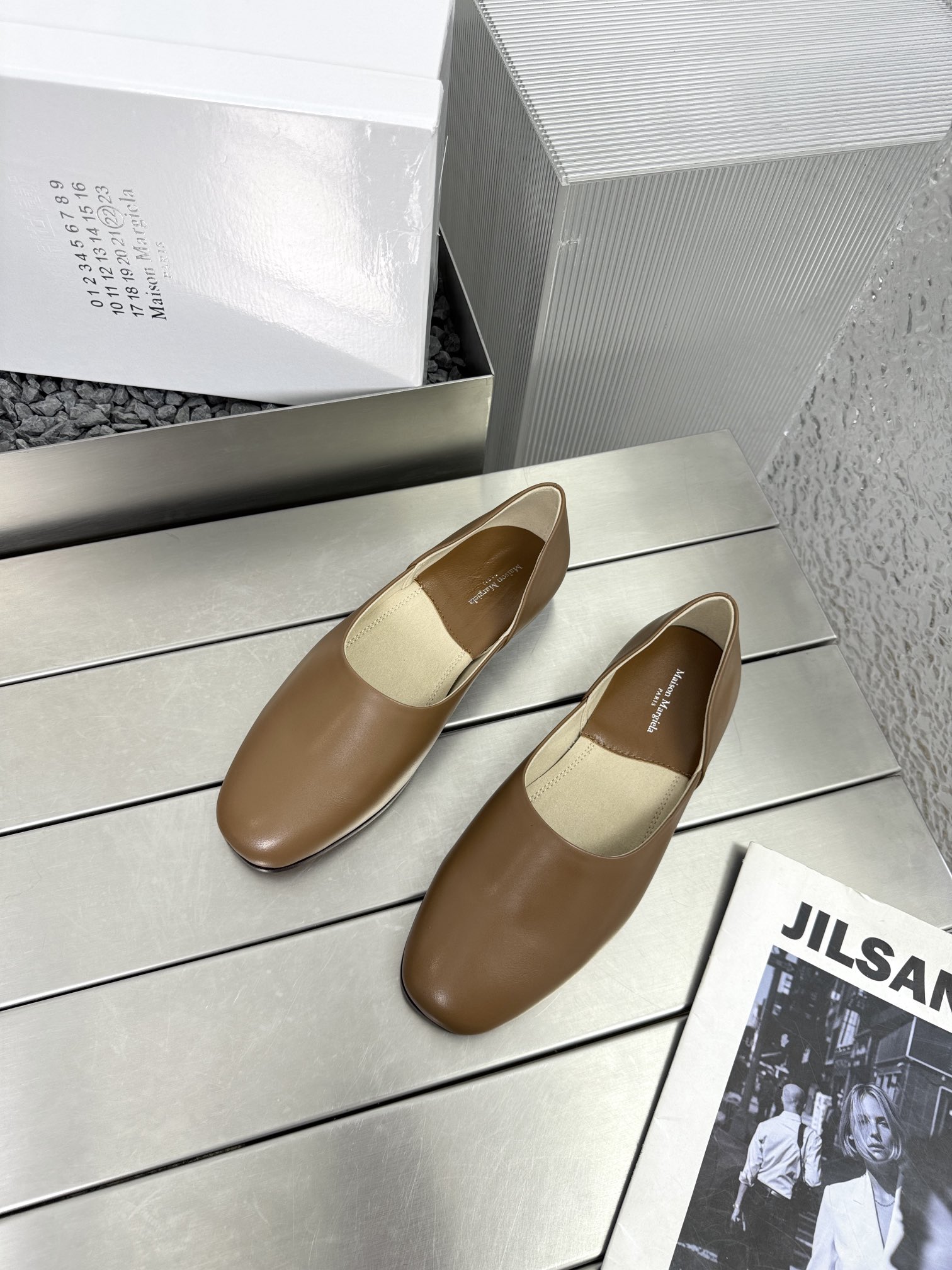 NO:260501,MM6 Maison Magical Flat-sole Lazy Shoes Ba Grandma Shoes MM6 Maison Magical 25ss Spring and Summer Flat-sole Lazy Shoes Ballet Shoes Comfort Needless to mention Silhouette Unique fabric and contrasting material collage are all MM6 Maison Magical Features that are worth looking forward to Fabric Tissue Cowhide Inner fiber weaving Floor Sheepskin/Fiber Cloth Size 35-39 (40 fixed) Original packaging, single shoes, masion margiela,masion margiela,cowhide,sheepskin19860909MM6 马吉拉平底一脚蹬懒人鞋芭奶奶鞋 MM6马吉拉 25ss春夏 平底一脚蹬懒人鞋芭蕾舞鞋 舒适度不用说 廓形 独具匠心的布料和对比材质的拼贴均是 MM6 Maison Magical 值得期待的特色 面料胎牛皮 内里纤维织布 垫脚羊皮/纤维布 码数35-39（40定） 原版包装,单鞋,masion margiela,masion margiela,cowhide,sheepskin,Women's Shoes