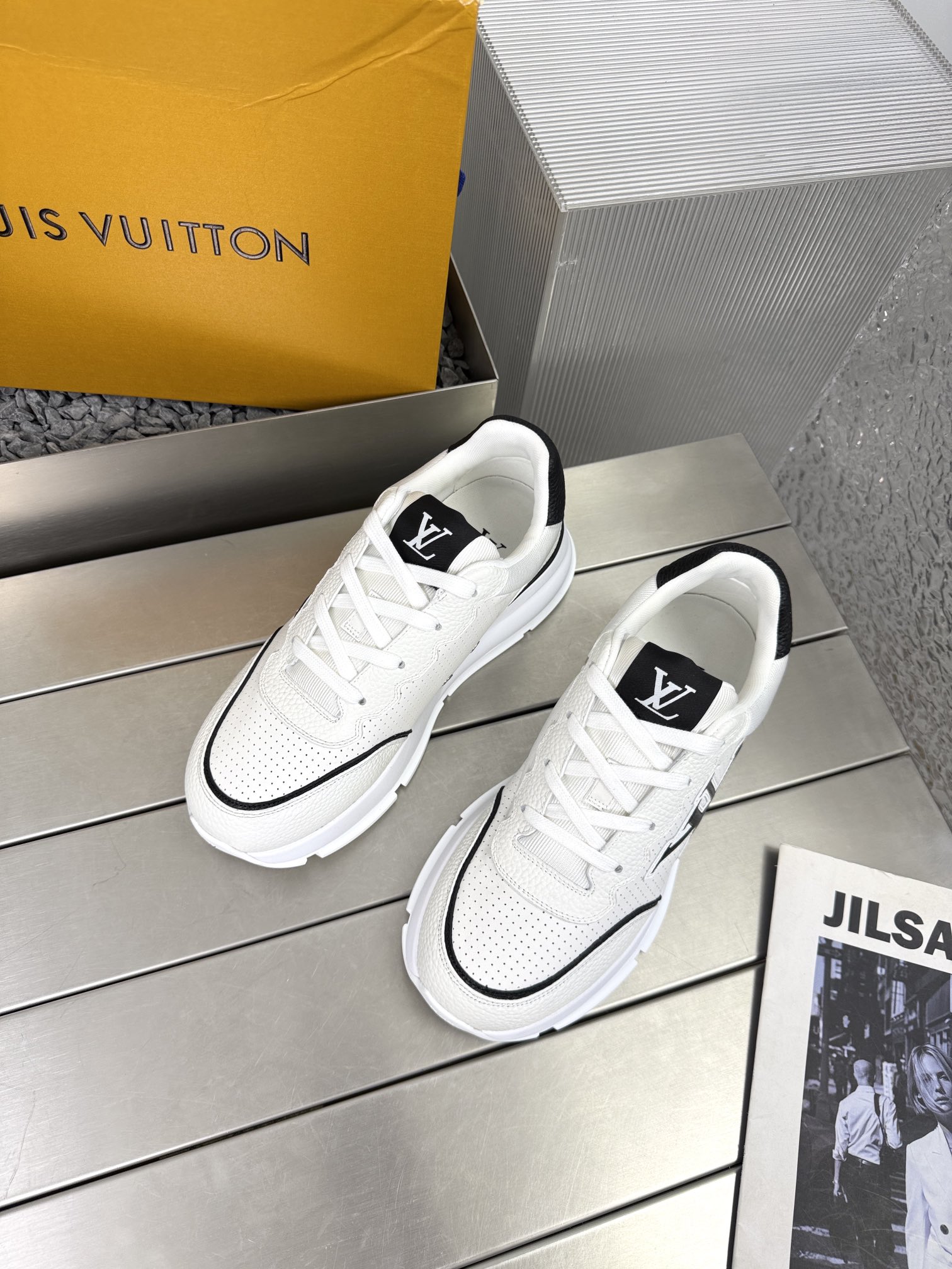 NO:260467,LV Louis Vuitton 25s new sports shoes, thick sole casual couple dad shoes LV runner lace-up shoes appeared in Louis Vuitton early spring show, using technology punched fabric and metal texture synthetic material to create a streamlined design, brand elements embellish the upper and lightweight technology sole. Fabric: original imported cowhide   technology mesh, inner lining original customized breathable mesh, sole original mold opening ultra-light foaming material combination rubber outsole, sole thickness 4cm, size 35-45, women's size, men's size, original packaging drawer box, casual shoes/sports shoes, louis vuitton, louis vuitton, sneakers, cowhide19860909LV路易威登 25s新款 运动鞋 厚底 休闲 情侣款老爹鞋 LV runner系带鞋亮相路易威登 早春秀场,以科技冲孔面料和金属质感合成材质塑造流线型设计 品牌元素点缀鞋面和轻质科技鞋底. 面料:原版进口牛皮 科技网面 内里原版定制透气网里 鞋底原版开模超轻发泡材质组合橡胶大底 底厚4cm 码数35-45 女码 男码 原版包装抽屉盒,休闲鞋/运动鞋,louis vuitton,louis vuitton,sneakers,cowhide,Women's Shoes