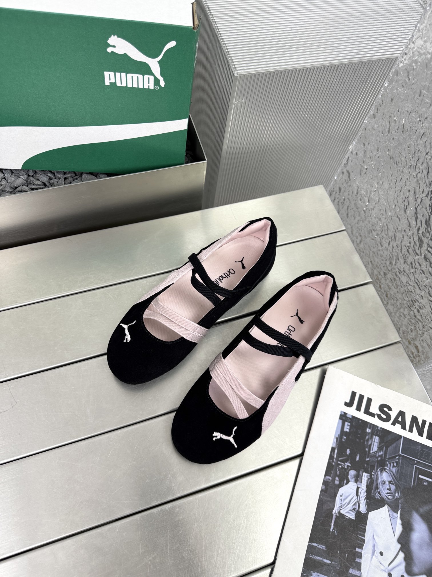 NO:260462,PUMA Speedcat Ballet Mary Jane Racing Shoes Design A cross-border collision of aesthetics and art Ballet inspiration   racing gene Remove the traditional tongue and laces and switch to cross elastic belt design. The shoe body lines are smooth like ballet flat shoes, but retain Speedcat's signature narrow sole profile and rubber outsole grip, and the sense of sportiness and lightness coexist. Fabric suede/cowhide inner breathable net Outsole original rubber outsole Size 35-39 (40 fixed) Original packaging, ballet shoes, mary jane, flats, cowhide, chamois leather19860909PUMA彪马 Speedcat Ballet玛丽珍赛车鞋 设计美学运动与艺术的跨界碰撞 芭蕾灵感＋赛车基因 去掉传统鞋舌和鞋带,改用交叉弹性带设计,鞋身线条流畅如芭蕾平底鞋,却保留Speedcat标志性的窄底轮廓和橡胶大底抓地力,运动感与轻盈感并存 面料麂皮/牛皮 内里透气网 大底原版橡胶大底 码数35-39（40定） 原版包装,芭蕾舞鞋,mary jane,flats,cowhide,chamois leather,Women's Shoes
