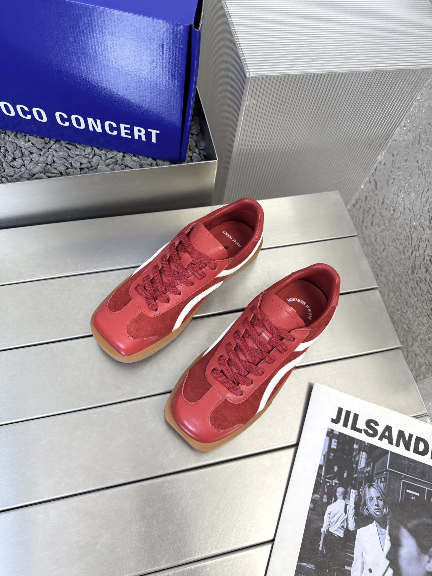 NO:260469,CHOCO CONCERT Square Shoes, the popular shoes that have made half of the entertainment industry crazy. CHOCO CONCERT continues to find different effects in asymmetric design styles, and adds outdoor elements to integrate them with asymmetric sole designs to create a sense of parallel experience of fashionable design and practicality. Square Shoes are as their name, one is square and the other is round, using disorder to express the desire to break the old rules, that is, rethinking and reorganizing common sense. versatile and fashionable. When worn, you will immediately become cool!  !  !  Left and right asymmetrical design, very unique, it looks good with wide-leg pants or shorts. Upper material is cowhide leather. Shoe material is sheepskin. Sole material is original molded rubber outsole. Size 35-39 (40 fixed) with buckle. Normal model. Original blue airplane box packaging, casual shoes/sports shoes, sneakers, shorts, cowhide, sheepskin19860909CHOCO CONCERT方圆鞋 火爆出圈让半个娱乐圈都疯狂的鞋子CHOCO CONCERT 继续在不对称的设计风格中找到不一样的效果,并且加入了户外元素,将其于不对称的鞋底设计相融合,造就时尚设计感于实用性相并行的体验感.方圆鞋鞋如其名,即一只为方形,一只为圆润型,用无序性来表达想打破墨守陈规的欲望,即对常识的再度思考和重组.百搭又时尚 穿上立马变酷girl！！！左右不对称设计 非常有个性,搭配阔腿裤或者短裤都好看 鞋面材质牛皮 鞋里材质羊皮 鞋底材质原版开模橡胶大底 码数35-39（40定） 带扣款 普款 蓝色飞机盒原版包装,休闲鞋/运动鞋,sneakers,shorts,cowhide,sheepskin,Women's Shoes