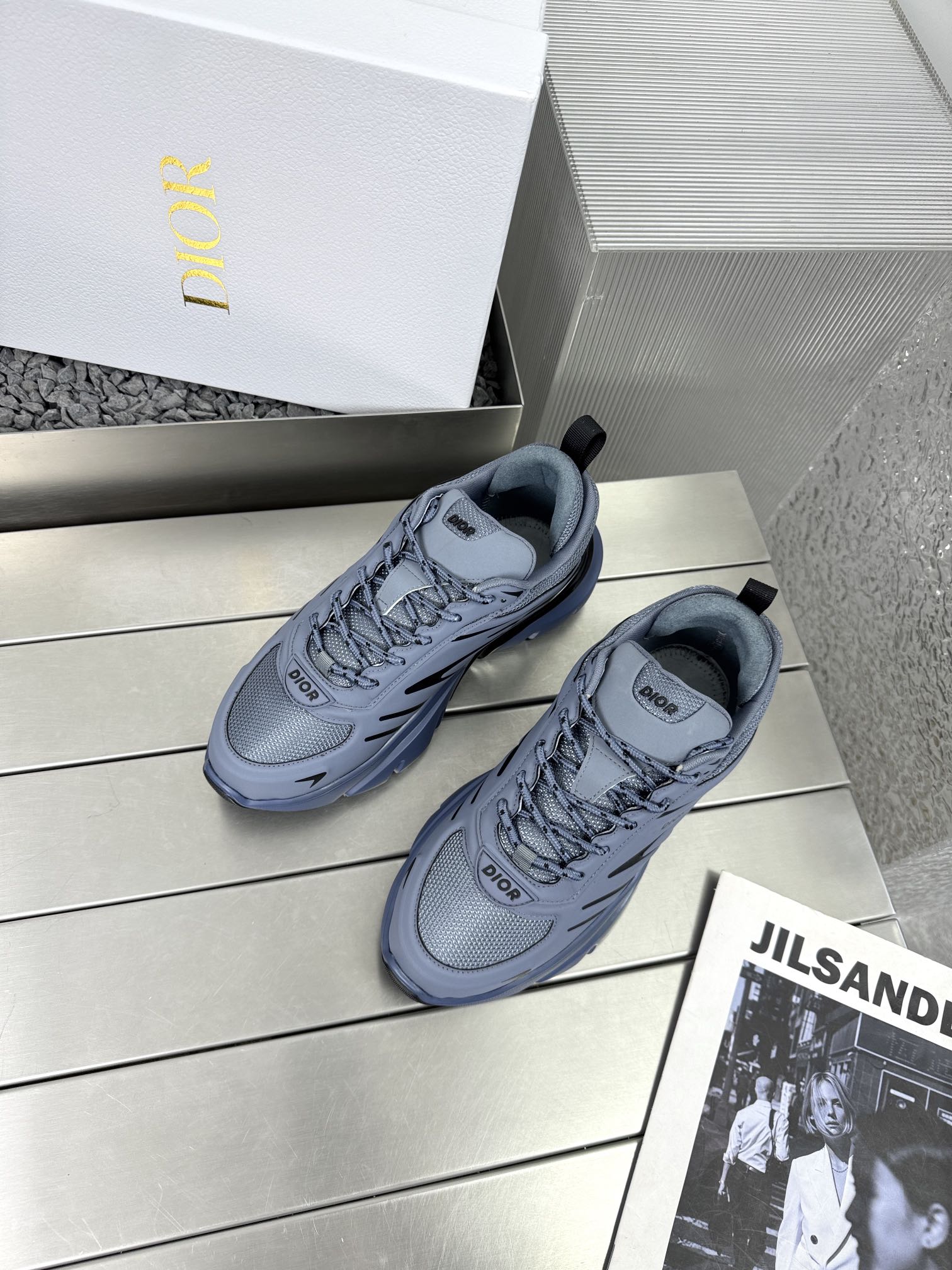 NO:260472,Dior's latest B44 Blade series couples casual thick sole sneakers running shoes original purchase and development Made this B44 Blade sneakers are from DIOR AND LEWIS HAMILTON exclusive limited series, with a full silhouette design, eye-catching and fashionable, inspired by the era. They are carefully crafted with gradient blue mesh fabric, paired with technology fabrics tones, and the sole is decorated with contrasting Blade inserts to pay tribute to running. The DIOR AND LEWIS HAMILTON logo hanging from the holes, and the upper, heel and sides are embellished with Dior logo. The black laces make it look more refined, and the inner padded support design on the back highlights the aesthetic style of sports, which can add a modern style to various casual styles.  Original imported fabric, imported cowhide, original imported, imported breathable net, original sole, open mold, anti-slip rubber material, bottom thickness 5.5CM, size 35-45, women, men's, casual shoes/sports shoes, dior, dior, sneakers, cowhide19860909Dior迪奥 最新B44 Blade系列 情侣款 休闲 厚底 运动鞋 跑鞋 原版购入开发 做货 这款 B44 Blade 运动鞋来自 DIOR AND LEWIS HAMILTON 尊享限定系列,采用充盈的廓形设计,醒目时尚,灵感源自 年代.采用渐变蓝色网眼织物精心制作,搭配同色调科技面料拼接,鞋底饰以对比鲜明的 Blade 镶片,向跑步运动致敬.DIOR AND LEWIS HAMILTON 标志吊饰从孔眼垂悬而下,鞋面、鞋跟和侧面均点缀以 Dior 标志.搭配黑色鞋带更显精致,后侧内部加垫支撑设计彰显运动审美风格,可为各式休闲造型增添现代风范 面料原版进口头层牛皮 内里原版进口透气网里 鞋底原版开模防滑橡胶材质 底厚5.5CM 码数35-45 女款 男款,休闲鞋/运动鞋,dior,dior,sneakers,cowhide,Women's Shoes