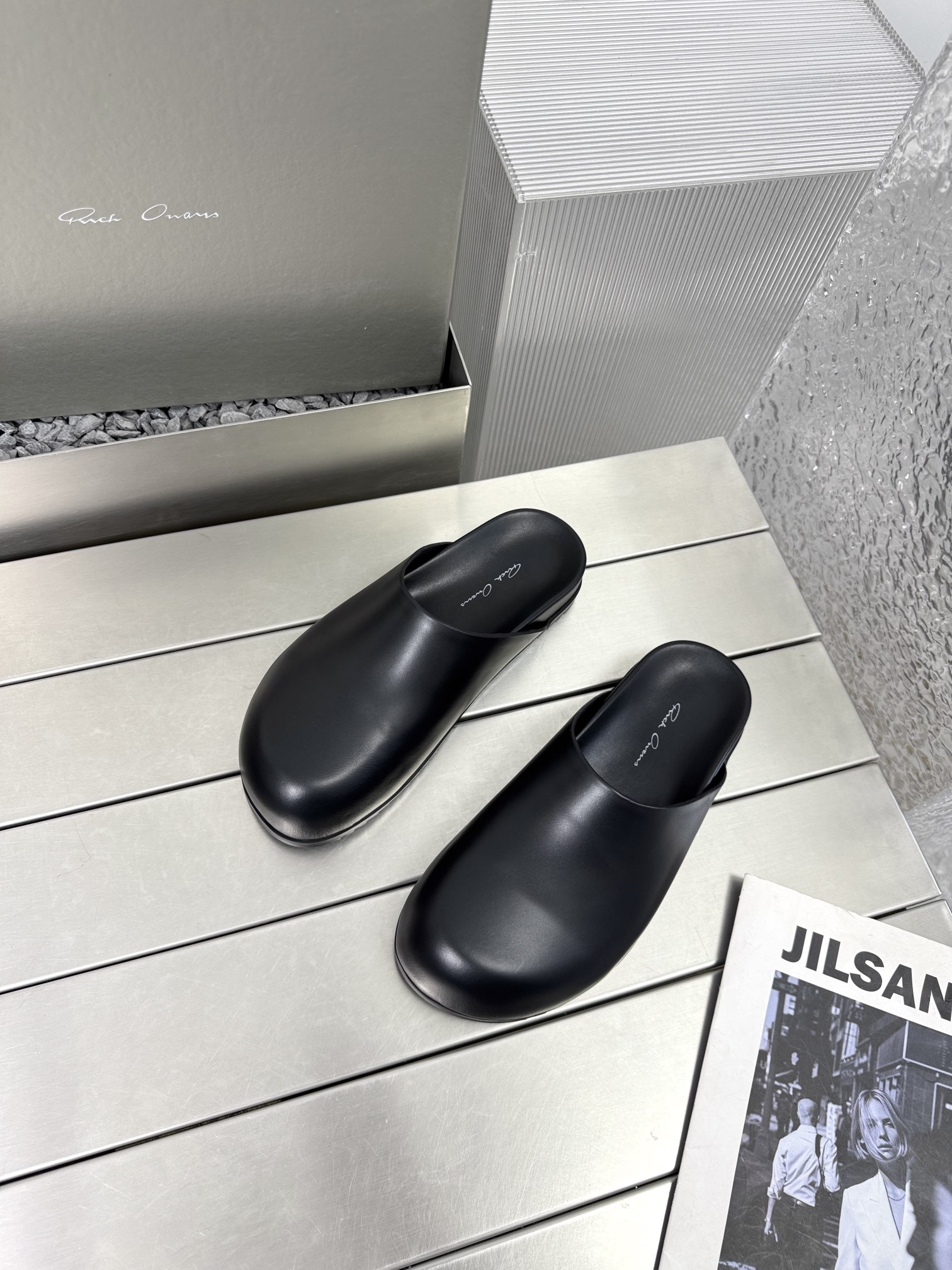 NO:260452,Rick Owens25ss couple's curved Birken half-drag series Megalace mule granola Dark Pioneer Pentagram Crazy lace-up style Family logo design. The cowhide quad buckle rear strap can be disassembled, and the Velcro belt can also be adjusted at will. Unlock different outfits. Two glossy fabrics can be selected for black matte calfskin/black horsehair inner cowhide large bottom original pu foam/rubber combination large bottom size women 35-40 men 41-45 lace-up style glossy men's size original packaging, semi-drag, cowhide19860909Rick Owens25ss情侣款弧形勃肯半拖系列 Megalace mule granola 暗黑先锋五芒星疯狂系带款家族标识设计.牛皮四合扣後帶還可以拆卸,魔术貼皮帶還可以隨意調節鬆緊.解鎖不同穿搭方式 光面2款面料可选黑色哑光小牛皮/黑色马毛 内里牛皮 大底原版pu发泡/橡胶组合大底 码数女35-40 男41-45 系带款 光面男码 原版包装,半拖,cowhide,Women's Shoes