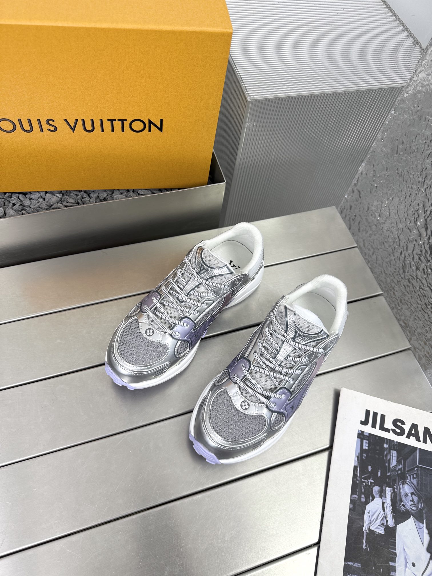 NO:260479,LV OLYMPIA couple sports blends mesh fabrics with metal texture synthetic leather and other technological fabrics, reinterpreting classic running shoes design with neat and simple design Monogram embossed and presbyterian letters and other rich details to establish recognition. Mixed upper material embossed radiant two-color shoelaces Original open mold EVA combination rubber outsole embellishment Monogram flower Size 35-45 Men's model (full package with drawer box), casual shoes/sports shoes, louis vuitton, sneakers19860909LV OLYMPIA情侣款运动 融合网格面料与金属质感合成皮革等科技面料,以利落简约设计重绎经典跑鞋设计 Monogram 压纹与 老花字母等丰富细节树立辨识度 鞋面混合材质压花 放光双色鞋带 原版开模EVA组合橡胶 大底点缀 Monogram 花卉 码数35-45 男款（配抽屉盒全套包装）,休闲鞋/运动鞋,louis vuitton,sneakers,Women's Shoes