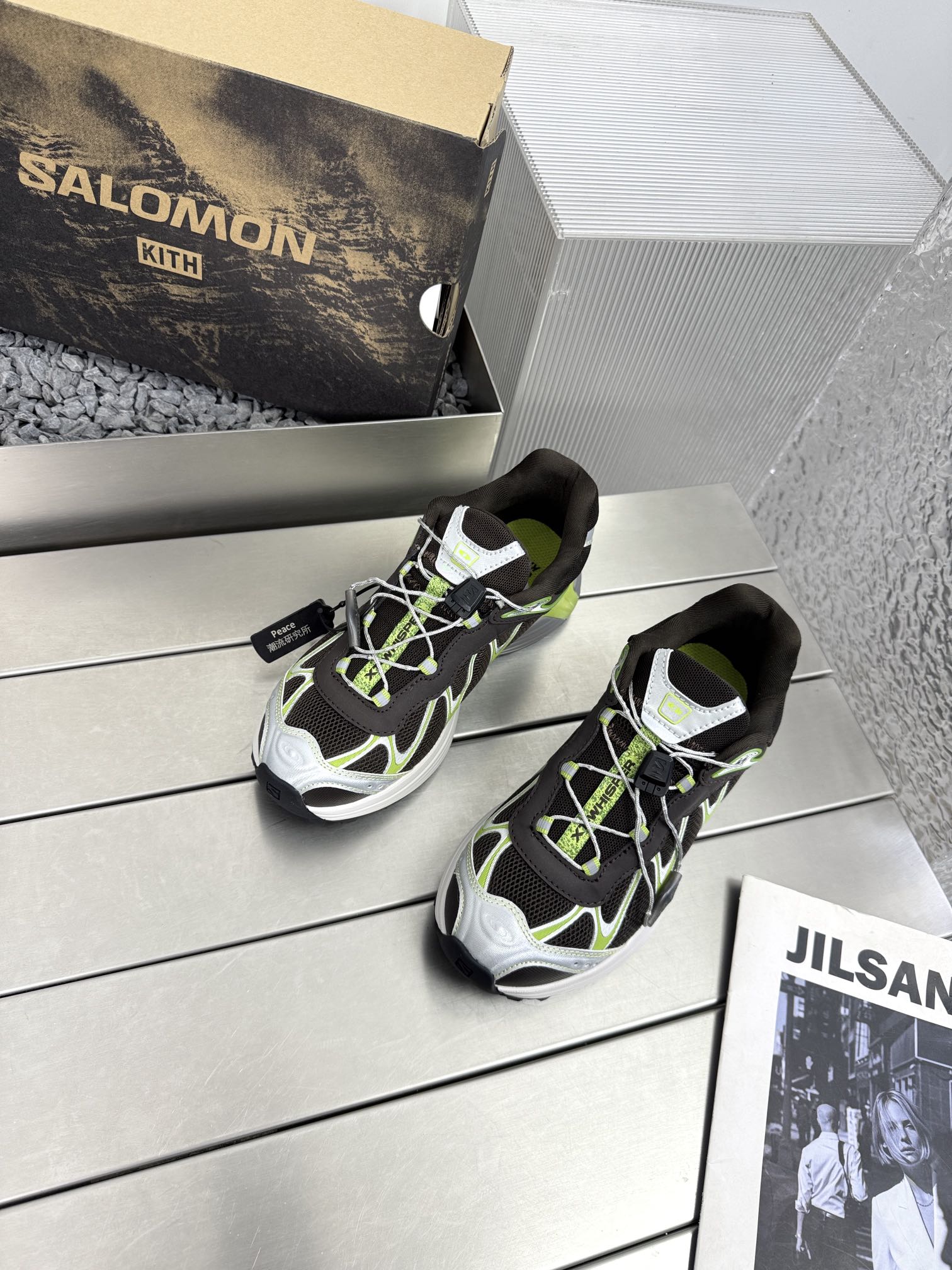 NO:260488,SALOMON Sports X Sandy Liang Salomon The third collaboration with Sandy Liang brought a new series Original purchase and development Production The new interpretation focuses on its aerodynamic appearance. The iconic streamlined design highlights texture details and is refined into a new urban classic to bring a quiet atmosphere to SALOMON Fabric: original fiber technology fabric   breathable mesh, inner lining original breathable mesh, original sole open mold TR outsole Size: 35-39 (40 fixed) Original packaging, casual shoes/sports shoes, sneakers19860909SALOMON Sportstyle X Sandy Liang Salomon 与 Sandy Liang的第三次合作带来的全新系列 原版购入开发 做货 全新演绎的专注于其空气动力学的外观上,标志性流线型设计突出质感细节,提炼为新的都市经典为 SALOMON带来静谧气息 面料:原版纤维科技面料 透气网面 内里原版透气网 鞋底原版开模TR大底 码数:35-39（40定） 原版包装,休闲鞋/运动鞋,sneakers,Women's Shoes