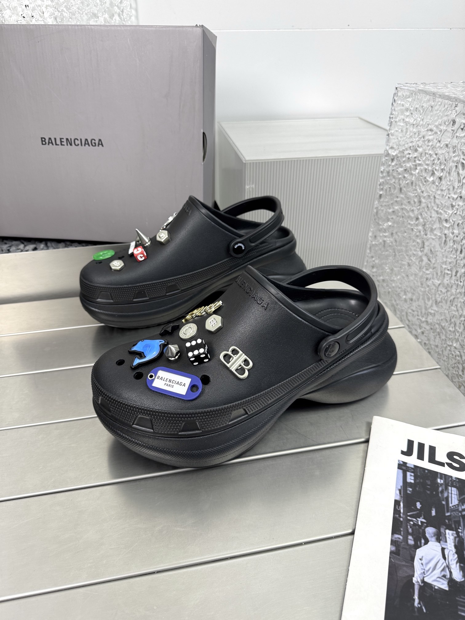 NO:407023,BALENCIAGA Couple style heightened hole shoes Original mold opening. Original factory data. Different graphic designs for men and women DIY accessories matching 6cm heightened modo integrated shoe body structure. Lightweight material details are extremely restored. Number of sizes 35-41 Original packaging, sandals, balenciaga, sandals19860909BALENCIAGA 情侣款增高洞洞鞋 原版开模.原厂数据.男女款不同图形图案设计DIY配饰搭配通通对版 6cm增高modo一体式鞋身结构.轻量化材质细节还原度极高 码数35-41 原版包装,凉鞋,balenciaga,sandals,Women's Shoes