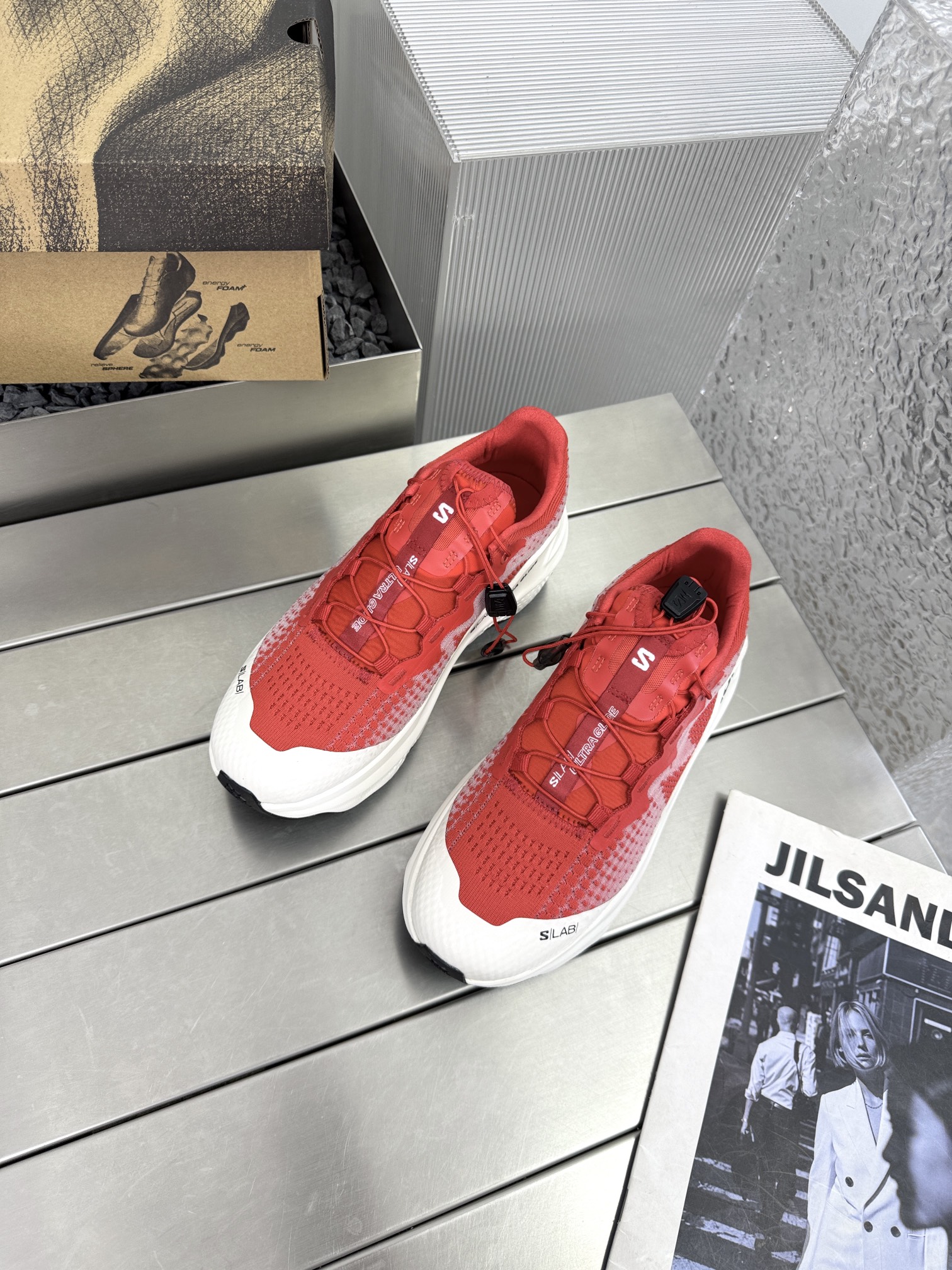 NO:260493,Salomon S/LAB ULTRA GLIDE Couple Jogging Xie is designed for long-distance elite trail runners who pursue excellent comfort. Help off-road elites to ride the 100-kilometer track. Breakthrough relieveSPHERE outsole technology developed by SALOMON laboratory and biomechanics team for many years. The unique wavy geometric appearance combined with spherical groove design reduces the repeated impact of long-distance running on key areas of the soles of the foot. Enhance the comfort of the feet during long-distance trail running. Fly woven uppers, double density midsoles create an excellent comfort experience. The inner energyFOAM  foam provides excellent rebound and flexible response. The outer energyFOAM foam combines cushioning and stability to help comfortable running. Details are blessed with 