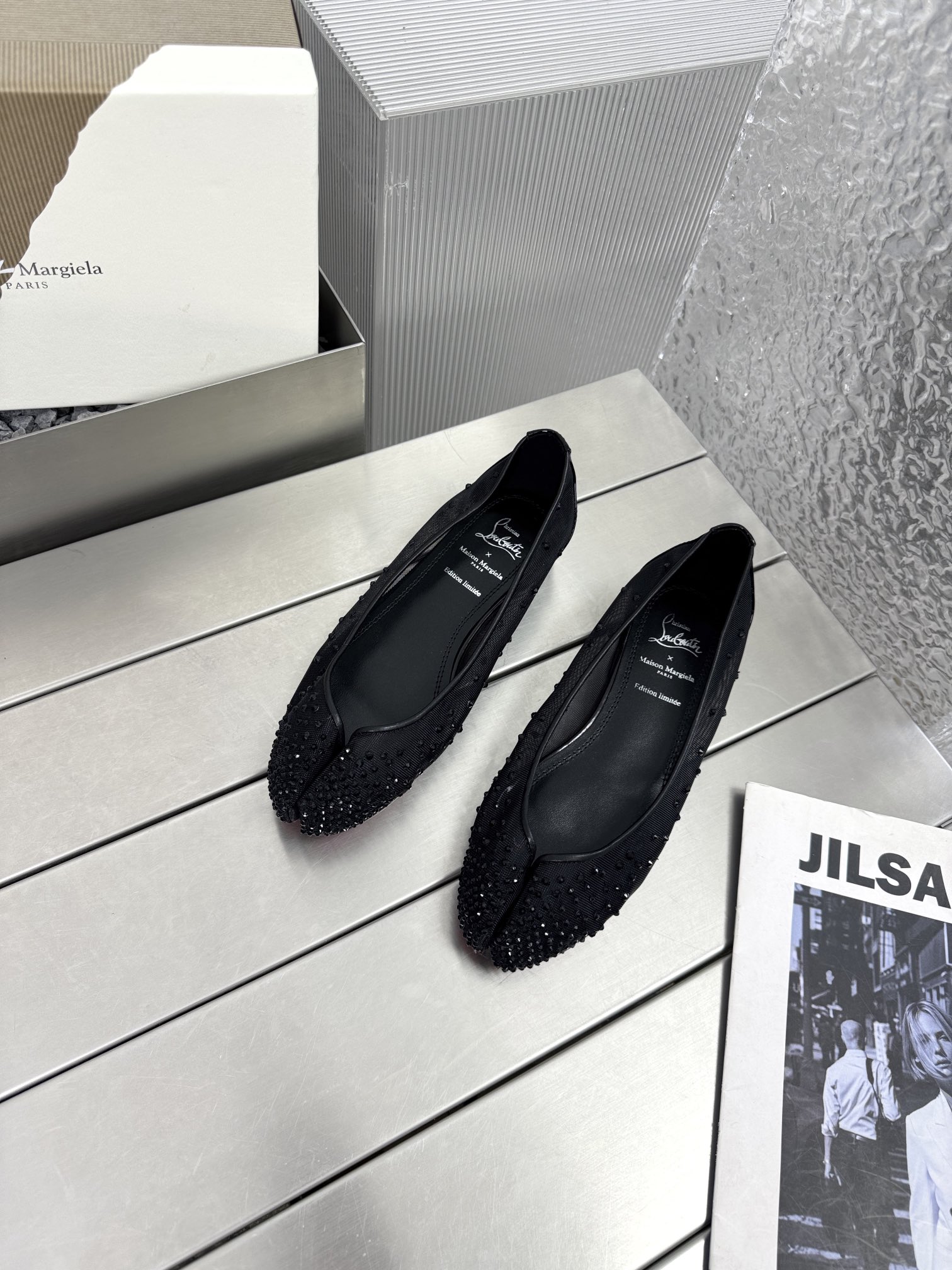 NO:260473,CL red soles x Maison margiel* 25SS split-toe flat-soled diamond single shoes Maison Margiela and Christian Louboutin launch their first joint shoe series. The new collaboration is centered on two intertwined design concepts, showing the unique creative language of fashion designer John Galliano and shoe master Christian Louboutin Maison Margiela's iconic Tabi split-toe shoes. The three shoes are decorated with the designer's classic red soles, and their exquisite craftsmanship reinterprets the classic split-toe design through two independent materials, rather than the traditional split-toe cutting process, giving the shoe an elegant heart-shaped outline, just like the female clavicle lines. This design cleverly echoes Maison Margiela  The 