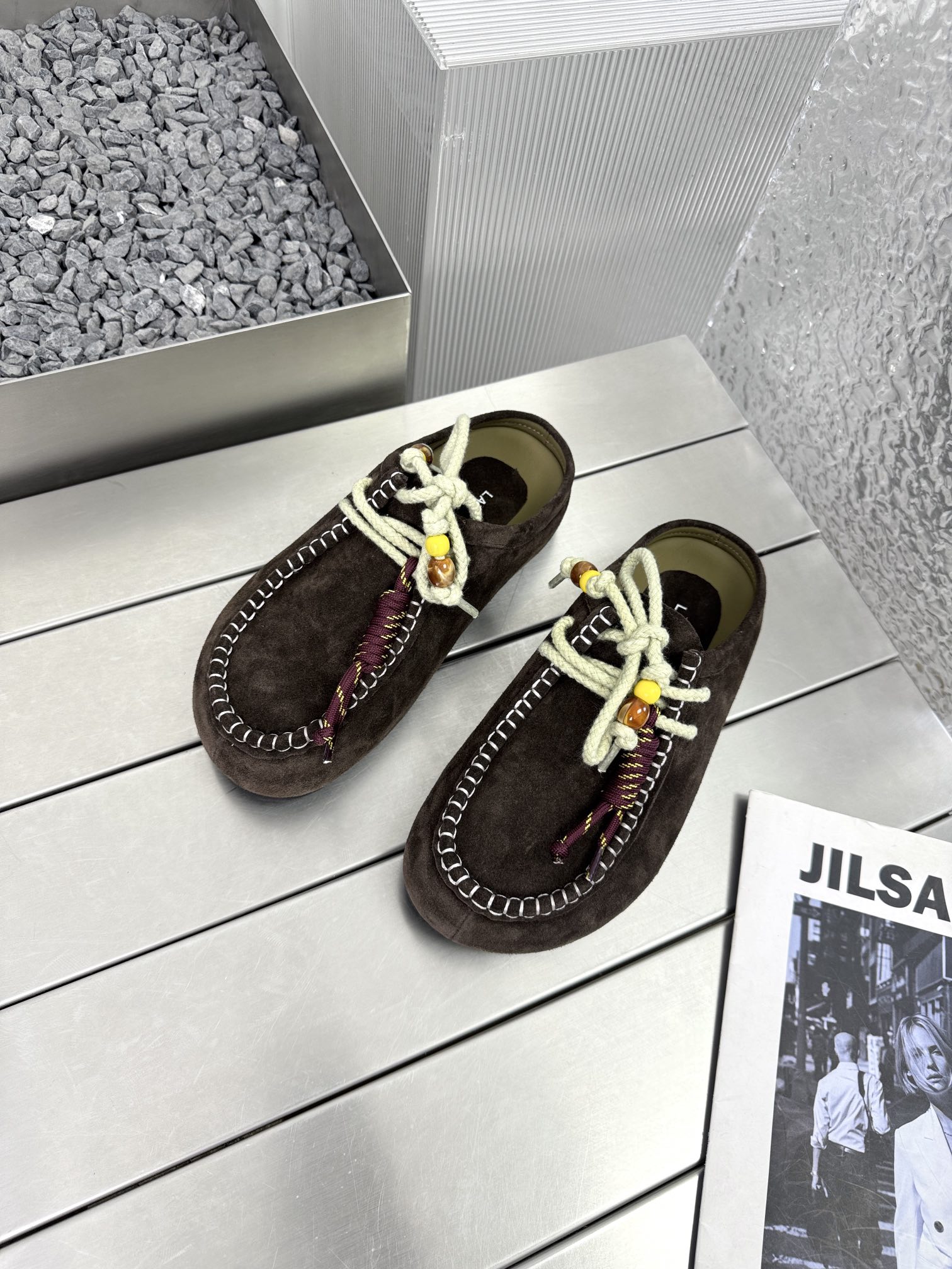 NO:382762,LABERTHREE 2025ss The daily artifact for retro players: Vacation style Birken Slippers, perfectly contracted with lazy and fashionable atmosphere. Contrasted color decoration embellishes details, easily lifting the texture of the whole body. Y-shaped rope knot design, casual and a bit agile and fun, matched with light and wear-resistant soles, you can handle it steadily wherever you go. Select the material of beef and leather inner, the texture is online, comfortable and full of points, and it is special no matter how you wear it. Invisible inner height increases by 3cm to raise the line proportion Original rubber anti-slip sole Size 35-40 Original packaging, semi-torch, slippers, cowhide19860909LABERTHREE 2025ss 复古玩家的日常神器 度假风勃肯拖鞋,完美承包慵懒又时髦的氛围感. 撞色装饰点缀细节,轻松拔高整身造型质感.Y型绳结设计,随性中带点灵动趣味,搭配轻便耐磨鞋底,走哪儿都稳稳拿捏. 甄选牛猄材质与牛皮内里,质感在线,舒适满分,怎么穿都够特别. 隐形内增高3cm拉高线条比例 原版橡胶防滑大底 码数35-40 原版包装,半拖,slippers,cowhide,Women's Shoes