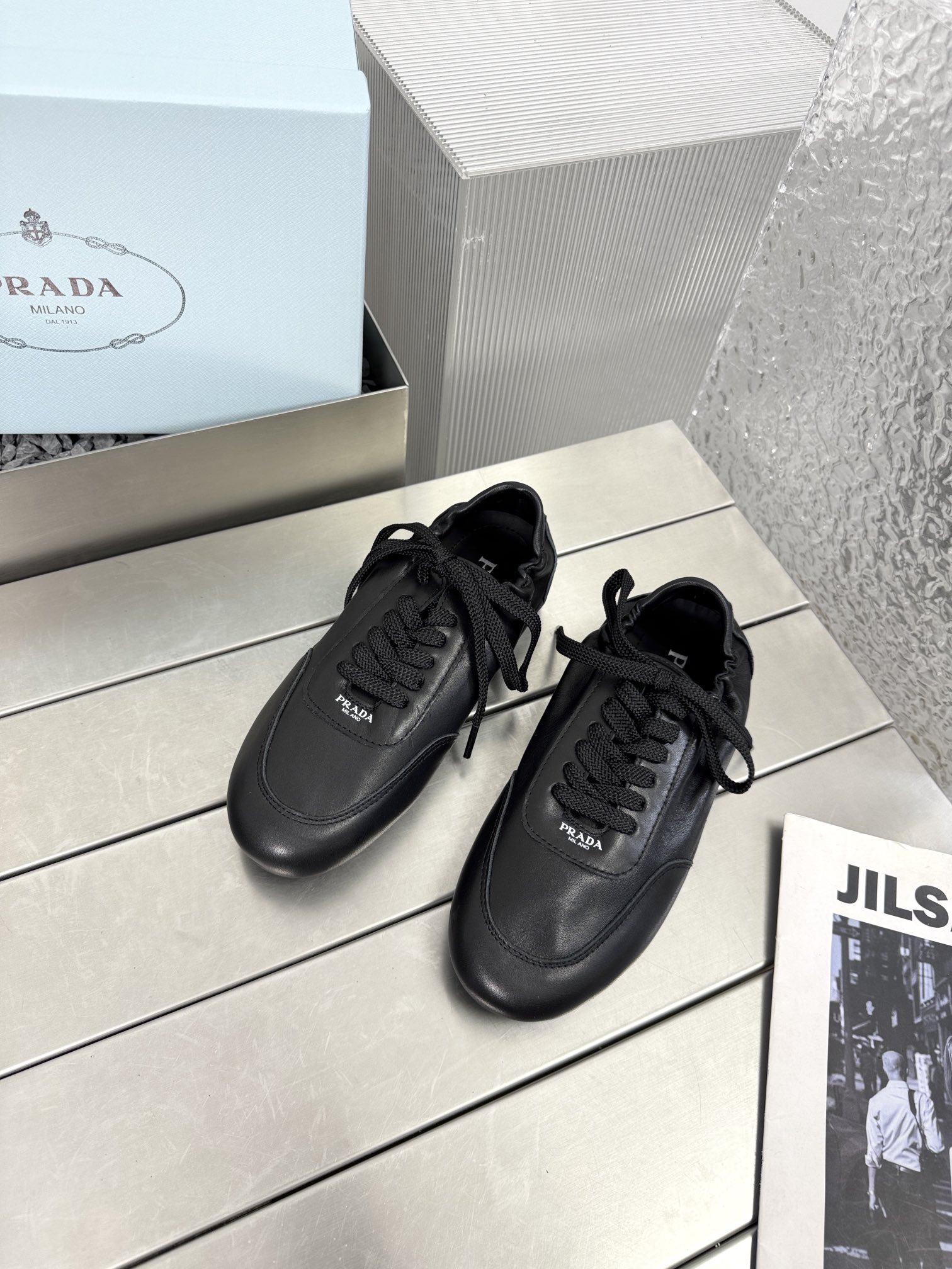 NO:382692,Prada Spring and Summer Show thin-soled German training shoes show style 25ss Show style Collapse The retro appearance has a slack feeling. The suede spliced ​​nylon material on the upper has a texture, wrapped in sheepskin inside, soft and glutinous Insole thickened lambskin, which is extremely comfortable to put on, supports and is wrapped well. The shoe shape is full of wrapping, light and easy to wear, a practical casual shoe. Original open mold rubber outsole size 35-39 (40.41 fixed) Semi-torque single shoes Full leather single shoes, casual shoes/sports shoes, prada, prada, sneakers, sheepskin, chamois leather19860909Prada 普拉达春夏秀款薄底德训鞋走秀款 25ss秀款出境率最高的单品Collapse 复古外观自带松弛感.鞋面麂皮拼接尼龙材质有肌理感,内里羊皮包裹,软软糯糯的 鞋垫加厚小羊皮,踩上去无比舒适,有支撑感,又包裹得很好的感觉 鞋型包裹感十足,轻便好穿实用的一款休闲鞋 原版开模橡胶大底 码数35-39（40.41定） 半拖 单鞋 单鞋全皮款,休闲鞋/运动鞋,prada,prada,sneakers,sheepskin,chamois leather,Women's Shoes