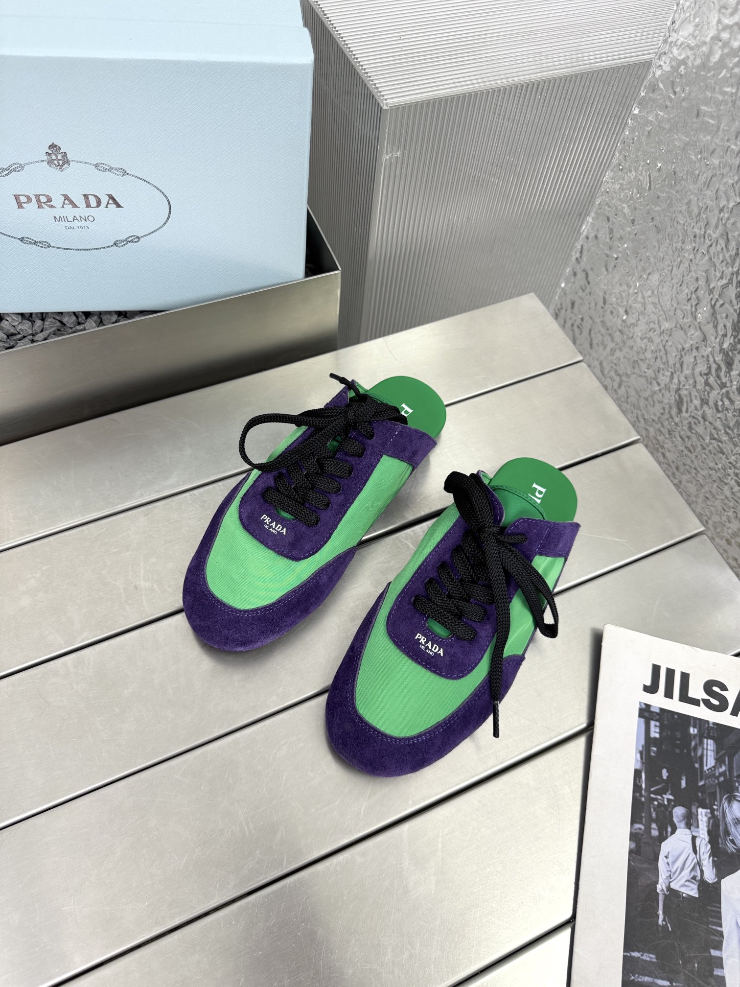 NO:382677,Prada Spring and Summer Show thin-soled German training shoes show style 25ss Show style Collapse, the most outbound product Collapses retro appearance with a slack feel. The suede spliced ​​nylon material on the upper has a texture, wrapped in sheepskin inside, soft and glutinous. The insole thickened lambskin is extremely comfortable to put on, has a supportive feeling, and is wrapped well. The shoe shape is full of wrapping, light and easy to wear. A casual shoe that is original open molded rubber outsole size 35-39 (40.41 fixed) semi-trailed single shoes full leather, semi-trailed, prada, prada, sheepskin, chamois leather19860909Prada 普拉达春夏秀款薄底德训鞋走秀款 25ss秀款出境率最高的单品Collapse 复古外观自带松弛感.鞋面麂皮拼接尼龙材质有肌理感,内里羊皮包裹,软软糯糯的 鞋垫加厚小羊皮,踩上去无比舒适,有支撑感,又包裹得很好的感觉 鞋型包裹感十足,轻便好穿实用的一款休闲鞋 原版开模橡胶大底 码数35-39（40.41定） 半拖 单鞋 单鞋全皮款,半拖,prada,prada,sheepskin,chamois leather,Women's Shoes