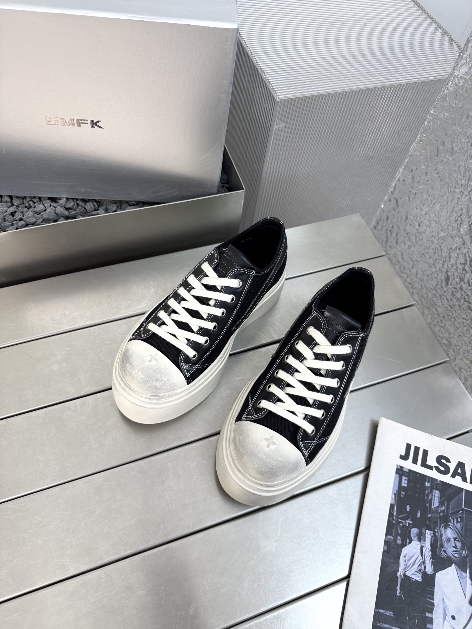 NO:382685,SMFK's new meteor big head dirty shoes 3.0 version dirty shoes 5 cm taller and small person also shows lines when worn. Purchase grade. A versatile minimalist dark trend. The new work inherits many popular elements of the brand and is bound to be very popular. Super cool. Dark style. It is made of high-density breathable canvas, equipped with a comfortable and thick sole with moderate height. The overall old-fashioned rubbing details also ensure that they are safe and difficult to shift. Original imported cowhide leather, inner footbed imported sheepskin, outsole 5CM, original molded cross-shaped rubber outsole. Size 35-40 (40 fixed) Cloth style, leather, casual shoes/sports shoes, sneakers, cowhide, sheepskin19860909SMFK新款流星大头脏脏鞋 3.0版本脏脏鞋 5厘米增高小个子穿起来也很显线条 代购级 百搭的极简暗黑风潮,新作继承了诸多品牌制胜的流行元素,势必大热 超级酷 暗黑系风 采用高密度透气帆布而成,配有高度适中的舒适厚底,整体做旧擦色细节还确保穿着稳妥不易移位 面料原版进口牛皮 内里垫脚进口羊皮 大底5CM 原版开模十字花成型橡胶大底 码数 35-40（40定） 布款 皮款,休闲鞋/运动鞋,sneakers,cowhide,sheepskin,Women's Shoes