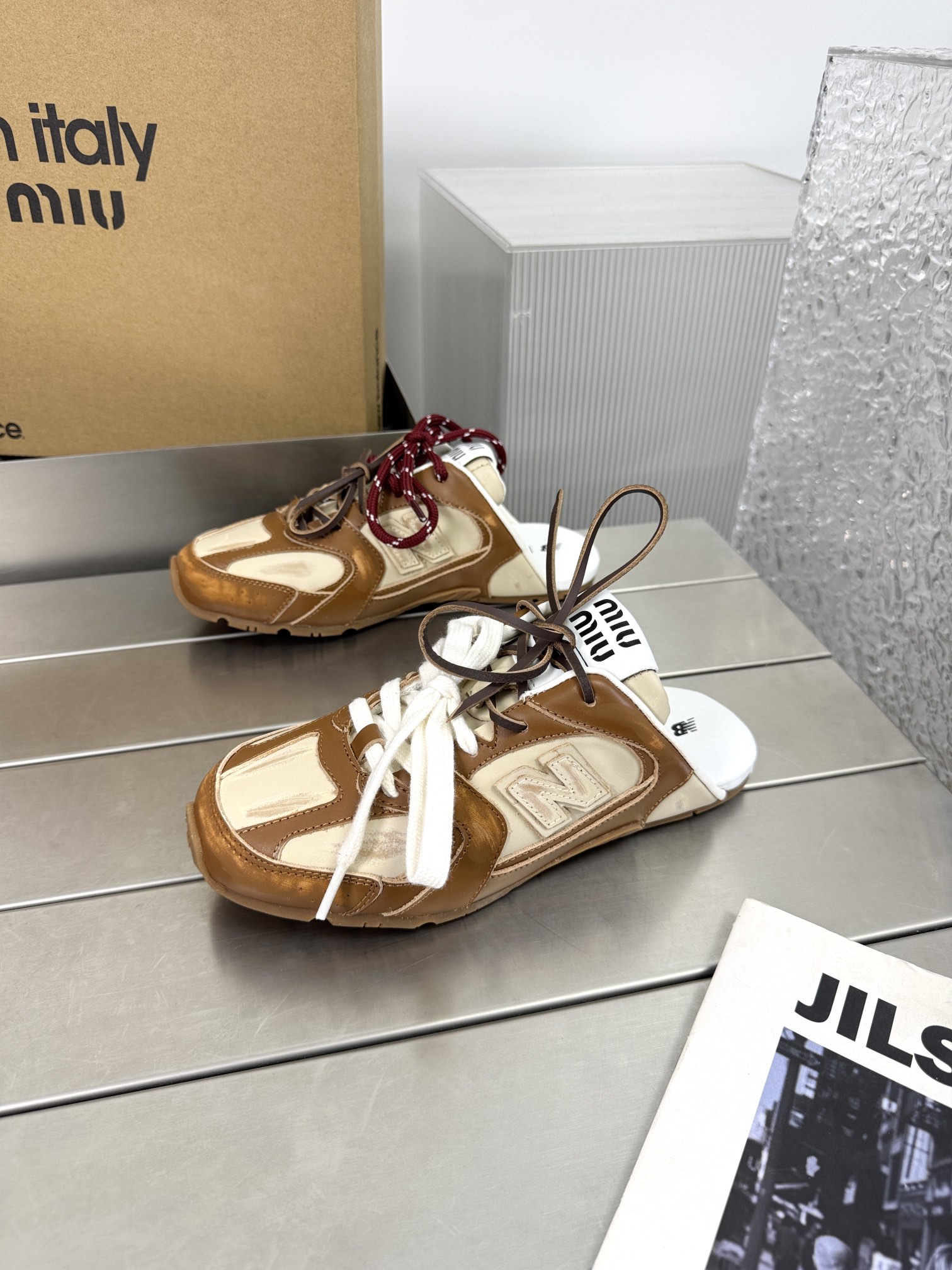 NO:382681,Miu Miu co-branded New Barron 25ss Spring and summer new show MiuMiu German training semi-drag show craftsmanship comes from the details of the Miu Miu series. The trend elements of the new season. The concept of the love at this moment is diverse and conveys the modern style~ It looks good no matter how you wear it. This summer's fashionable favorite fabric cowhide, inner mesh fabric, original molded rubber sole, size 35-40 original packaging, semi-drag, miumiu, cowhide19860909Miu Miu联名纽巴伦 25ss 春夏新款走秀MiuMiu 德训半拖 秀场工艺来自Miu Miu系列的细节特写 新季的潮流要素 与此刻挚爱的概念,多元对撞,传达现代风格~ 怎么穿都好看今夏时髦精最爱 面料牛皮 内里网布 大底原版开模胶鞋底 码数35-40  原版包装,半拖,miumiu,cowhide,Women's Shoes