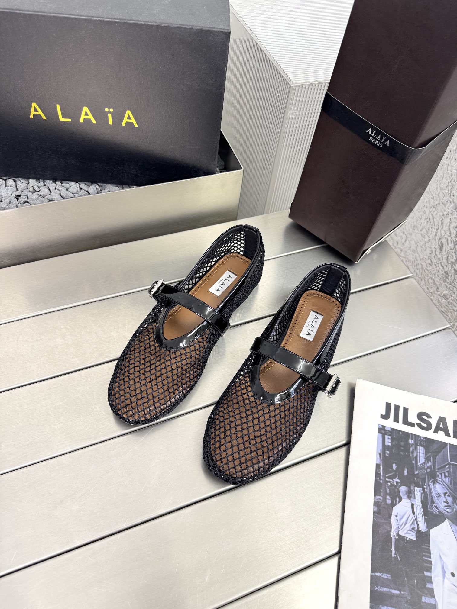 NO:382752,Alaia 25ss/ catwalk flat mesh shoes ballet shoes The popular flat shoes that are popular all over the world. The same style of Zhang Xiaohui, sweet and cool ballet style. A popular ballet shoes, romantic and charming. Comfortable and versatile style. Different styles can be easily controlled by different styles. Whether it is jeans, suit pants, or pleated skirts, you can enhance your outfit to fashion, elegance and excellence. Original custom-made imported weaving fabrics, imported sheepskin, inner footbed, imported rubber non-slip sole, size 35-39 (40.41 custom made without return and exchange) Original packaging, ballet shoes, alaia, flats, skirts, jeans, business suit, sheepskin19860909Alaia 阿莱亚25ss/ 走秀款平底网面鞋芭蕾舞鞋 风靡全球超火的平底鞋 章小蕙同款 甜酷芭蕾风 人气超高的一款芭蕾舞鞋,浪漫又迷人 舒适百搭配上不同款式,不同风格都能轻松驾驭,无论牛仔裤,西装裤,还是百褶裙,都能将你的穿搭提升到时尚,优雅和卓越之中 面料原版订制进口编织 內里垫脚进口羊皮 大底原版橡胶防滑大底 码数35-39（40.41订做不退换） 原版包装,芭蕾舞鞋,alaia,flats,skirts,jeans,business suit,sheepskin,Women's Shoes