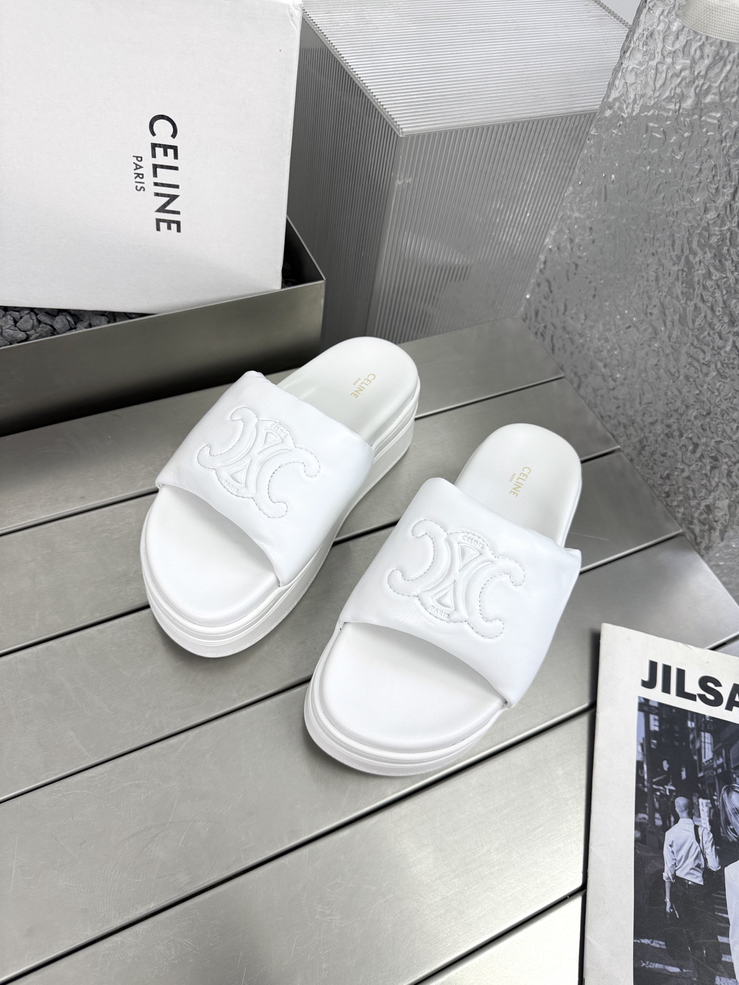 NO:382669,Celine thick-soled slippers, white moonlight of centipede spirits. Three-dimensional embroidery and embossed printing of Arc de Triomphe, upper filled with foam design. Feet feel comfortable and soft. 5cm heightened sole style is simple and comfortable to the feet. Not heavy and versatile. Original sheepskin fabric, inner sheepskin, outsole original rubber sole, size 35-40. Original packaging, slippers, celine, celine, slippers, sheepskin19860909Celine赛琳厚底拖鞋 蜈蚣精们的白月光.凯旋门立体刺绣压印印花 鞋面填充泡棉设计.脚感舒适柔软 5cm增高鞋底风格简约上脚舒适 不厚重百搭 面料原版绵羊皮 内里羊皮 大底原版橡胶底 码数35-40 原版包装,拖鞋,celine,celine,slippers,sheepskin,Women's Shoes