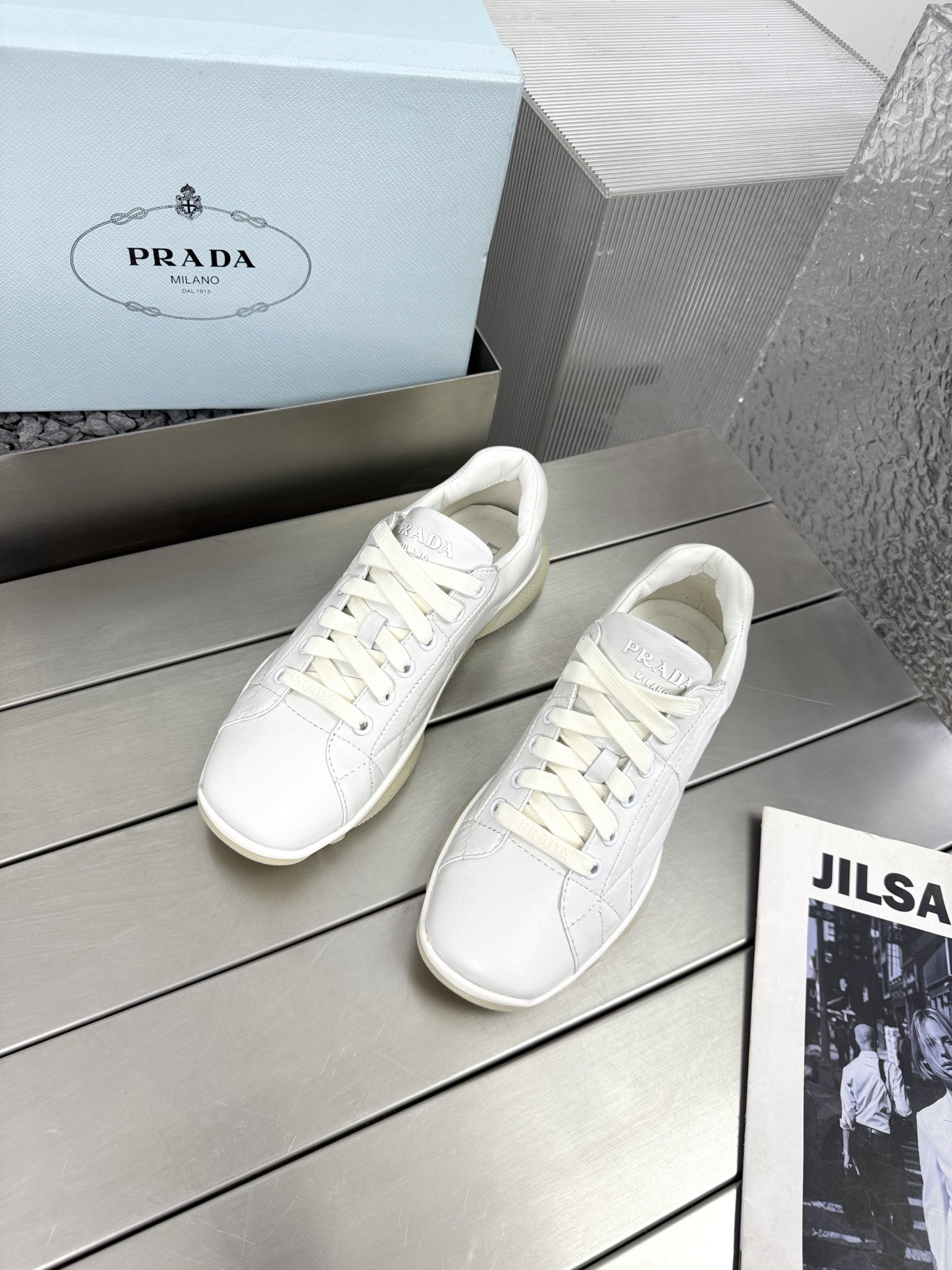 NO:382742,Prada 25 new Re-edition casual women's shoes NEW Prada Re-edition 2001 Spin As the retro style continues to blow, this sneaker that can be worn in any scene has been brought back to people's sight again recently. Just like AJ1, Nike's Air Force One, Adidas' green tail, 'America's cups' can also be said to represent the prada. Comfort and extremely high adaptation are the essence of this shoe. Napa soft leather sneakers are decorated with exquisite stitching tongues and are decorated with Prada Milano logo printed laces 25mm double-tone rubber sole fabric sheepskin inner laser engraved breathable cowhide outsole original two-color TR outsole size 35-40 (41.42 fixed)  Original packaging, casual shoes/sports shoes, prada, sneakers, cowhide, sheepskin19860909Prada 25新款Re-edition休闲女鞋 NEW Prada Re-edition 2001 Spin 随着复古风继续吹起,这一可以在任何场景穿的运动鞋最近再一次被带回人们视野.就像AJ1,耐克的空军一号,阿迪的绿尾,“America’s cups”也可以说代表了prada.舒适和极高的适配型才是这个鞋子的精髓所在 纳帕软皮运动鞋饰有精美的缝线鞋舌饰有 Prada Milano 标志标志印花鞋带 25毫米双色调橡胶鞋底 面料绵羊皮 内里激光雕刻透气牛皮 大底原版双色TR大底 码数35-40（41.42定） 原版包装,休闲鞋/运动鞋,prada,sneakers,cowhide,sheepskin,Women's Shoes