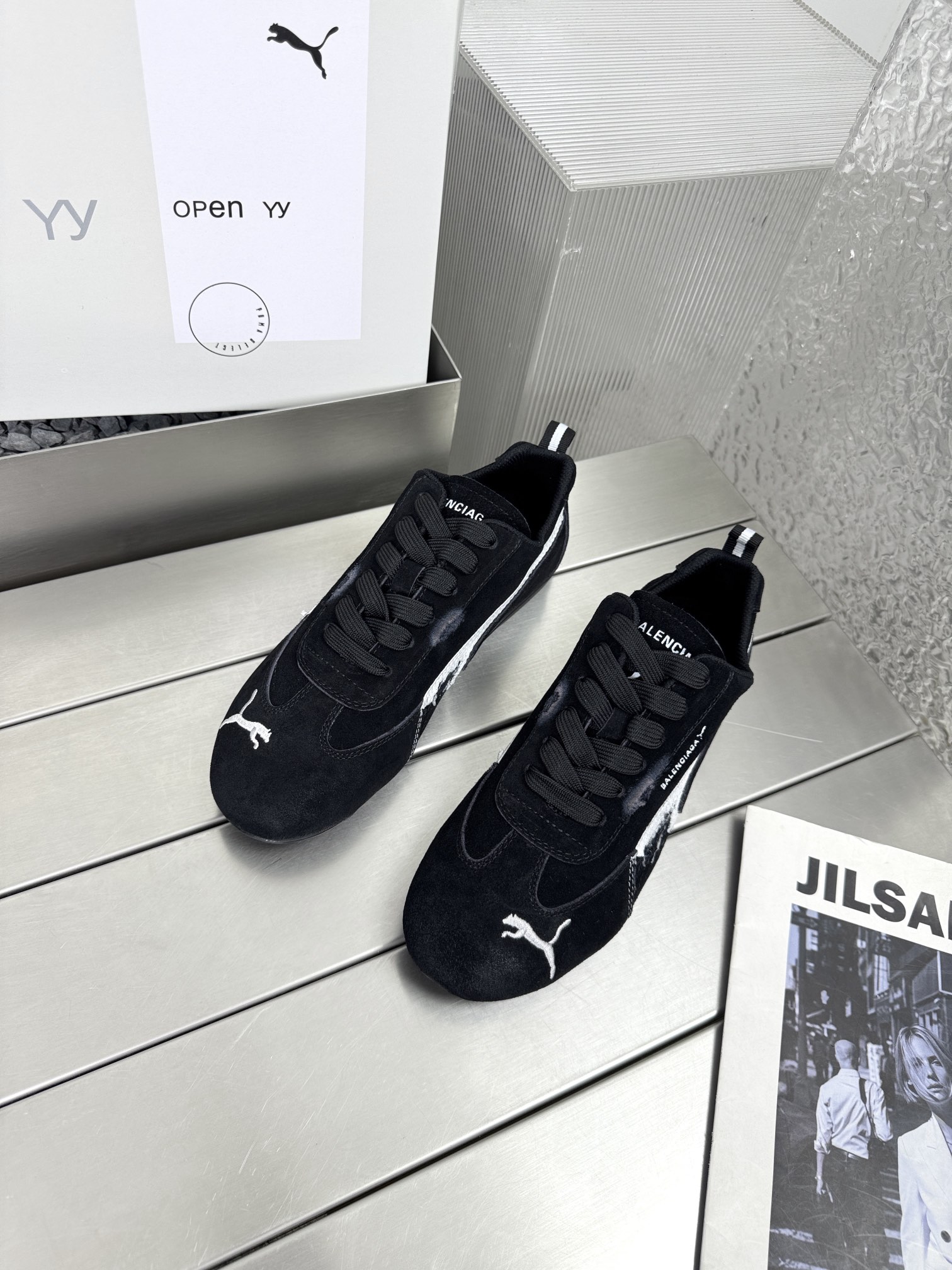 NO:382694,Balenciaga & PUMA joint couple's violent old casual shoes shines from the sky. Balenciaga is going to bring PUMA's classic Speedcat to ignite the 2025 autumn and winter scene Ultrasoft Speedcat already screams on my shoe dog radar. Advanced suede paired with rubber sole presents a flatter and heavy old look. The super soft and old texture is directly full. The logo gold-plated tear design is so crazy!  Soul-destroying aesthetics | Puma's iconic side formstrip looks like a broken artistic body that has been torn halfway through. Super A joint gold label | tongue/side gold stamping Logo stacked buff Details critical hit | Toe-cougar embroidery + heel digital size serial number, who knows who is secretly provoking the noble?  This year, thin-soled shoes will surely be more popular. Size 35-40 for women, 40-45 for men, original packaging, casual shoes/sports shoes, balenciaga, balenciaga, sneakers, chamois leather19860909巴黎世家&PUMA联名情侣款暴力做旧休闲鞋 从天而降的秀场闪耀弹 Balenciaga 这次要带 PUMA 家经典 Speedcat 引爆2025秋冬场UltrasoftSpeedcat 已经在我的鞋狗雷达疯狂尖叫 高级麂皮搭配橡胶底,呈现更扁平化的重度做旧日外观,超柔软旧化质感直接拉满,Logo烫金撕裂设计玩得好疯！ 灵魂破坏美学| Puma 标志性侧边 formstrip 像是被撕了一半的残缺艺术体 超A联名金标|鞋舌/侧边烫金 Logo叠buff 细节暴击 |鞋头美洲狮刺绣＋后跟数字尺寸序号,暗戳戳显贵谁懂啊？ 今年薄底鞋势必火上加 码数女35-40 男40-45 原版包装,休闲鞋/运动鞋,balenciaga,balenciaga,sneakers,chamois leather,Women's Shoes