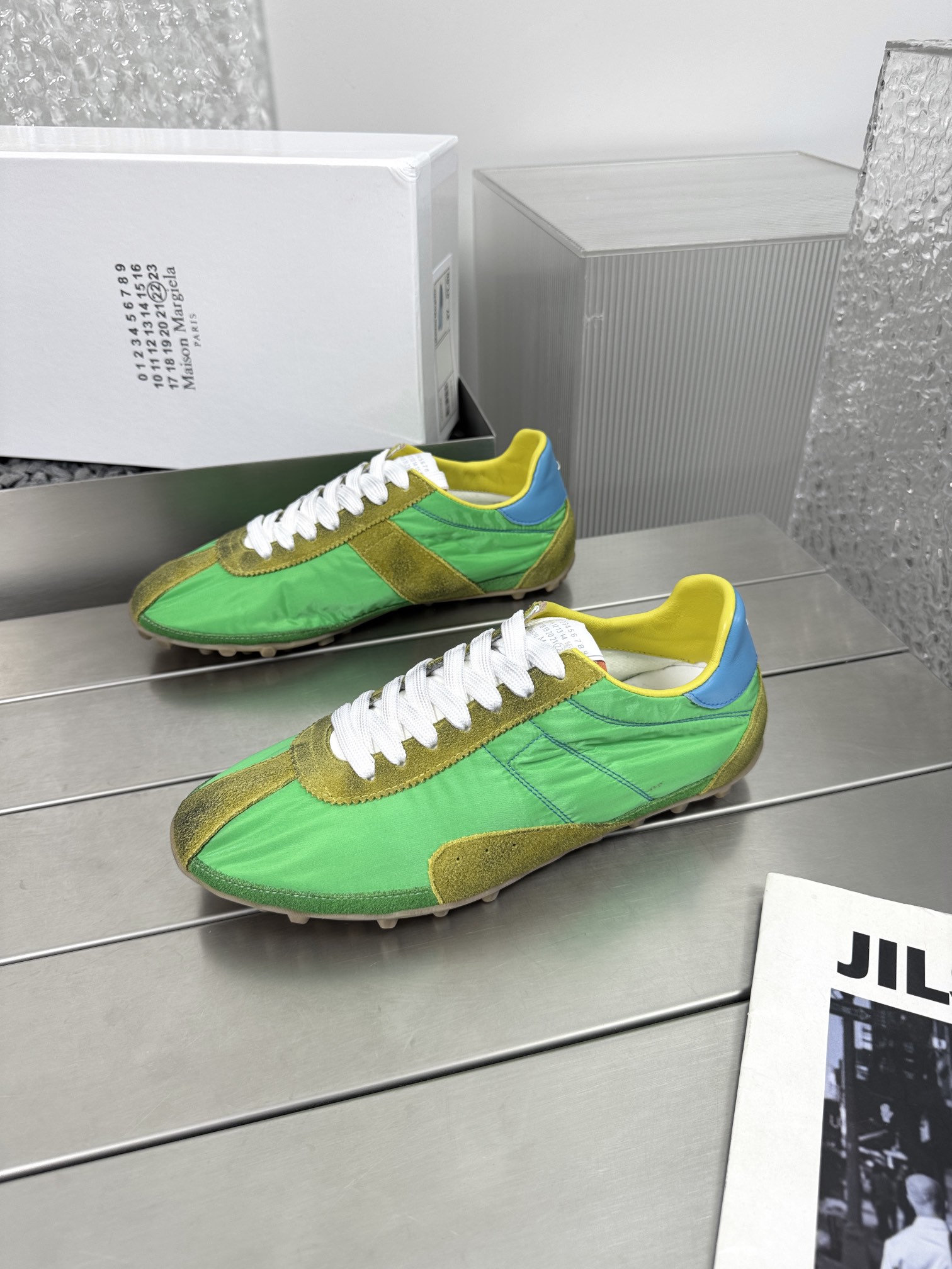 NO:382704,MM6 new spring and summer couples' training shoes. The new color of new sports shoes was released not long ago. Sprinter, which once again entered the popular thin-soled shoes trend. The shoes are made of twill, suede and retro-treated calfskin, and are equipped with extremely floor-fitting soft-spiked sole. The heel is decorated with Margiela shoe products' iconic stitching fabric suede/tarp inner sheepskin outsole original open mold rubber sole size 35-40 men 39-45 (40.45 customization) Original packaging, casual shoes/sports shoes, masion margiela, masion margiela, sneakers, cowhide, sheepskin, chamois leather19860909MM6马吉拉春夏新款情侣德训鞋新色 不久前发布全新的运动鞋款 Sprinter,再度入局大热的薄底鞋风潮.鞋款采用斜纹布、绒面革以及经过复古处理的小牛皮制成,并配备有极致贴地的软钉大底,后跟处则缀有 Margiela 鞋履产品标志性的缝线 面料麂皮/防水布 内里羊皮 大底原版开模橡胶底 码数女35-40男39-45（40.45定制） 原版包装,休闲鞋/运动鞋,masion margiela,masion margiela,sneakers,cowhide,sheepskin,chamois leather,Women's Shoes