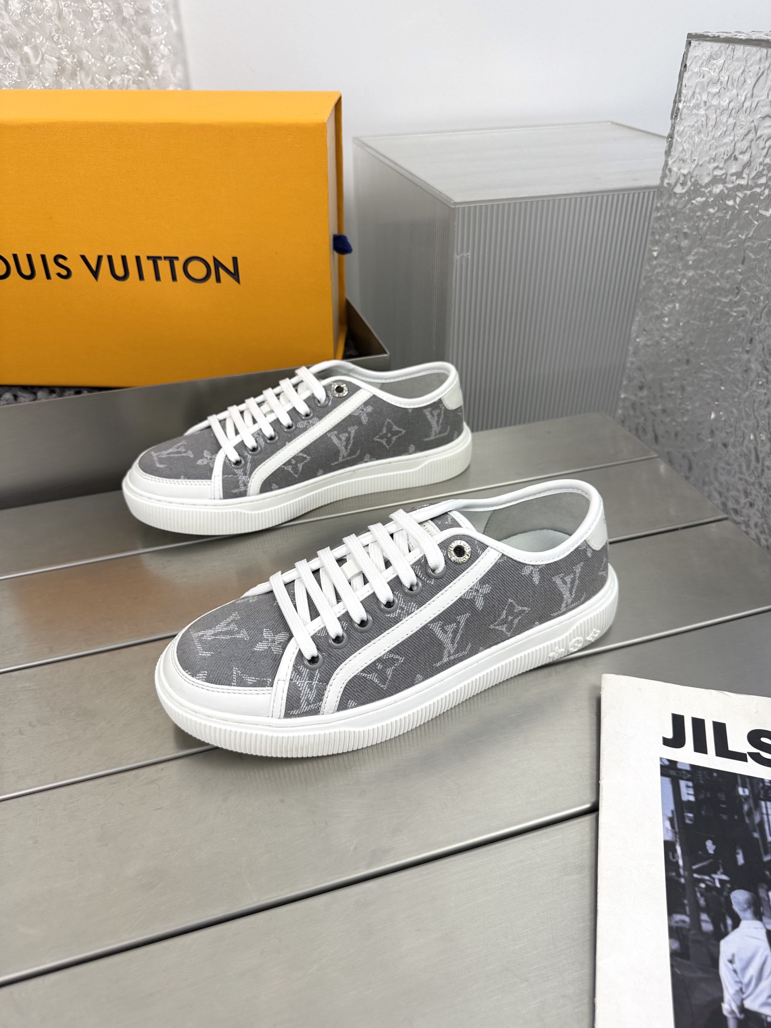 NO:382747,Lv couples' hot new Lagoon Sneaker series is made of Monogram denim, showing classic style and exudes a faint retro atmosphere. Delicate details, embellished with Louis Vuitton standard natural leather decoration and gold engraved logo perforated. It is equipped with white rubber sole embellished with Monogram floral pattern, the design is more perfect. It looks good with all styles of clothing. Custom twill canvas in fabric, inner canvas, size women 35-39 men 39-45 original packaging, casual shoes/sports shoes, louis vuitton, louis vuitton, sneakers19860909Lv情侣款热销新款 Lagoon Sneaker 系列 采用Monogram牛仔布製作,展現經典風格,散發淡淡的復古氣息 精緻的細節,綴有路易威登標準的天然皮革裝飾及金色鐫刻標誌穿孔.並配有綴有Monogram花卉圖案的白色橡膠鞋底,設計更显完美 搭配各種風格服饰都好看 面料定制斜纹帆布 内里帆布 码数女35-39 男39-45  原版包装,休闲鞋/运动鞋,louis vuitton,louis vuitton,sneakers,Women's Shoes