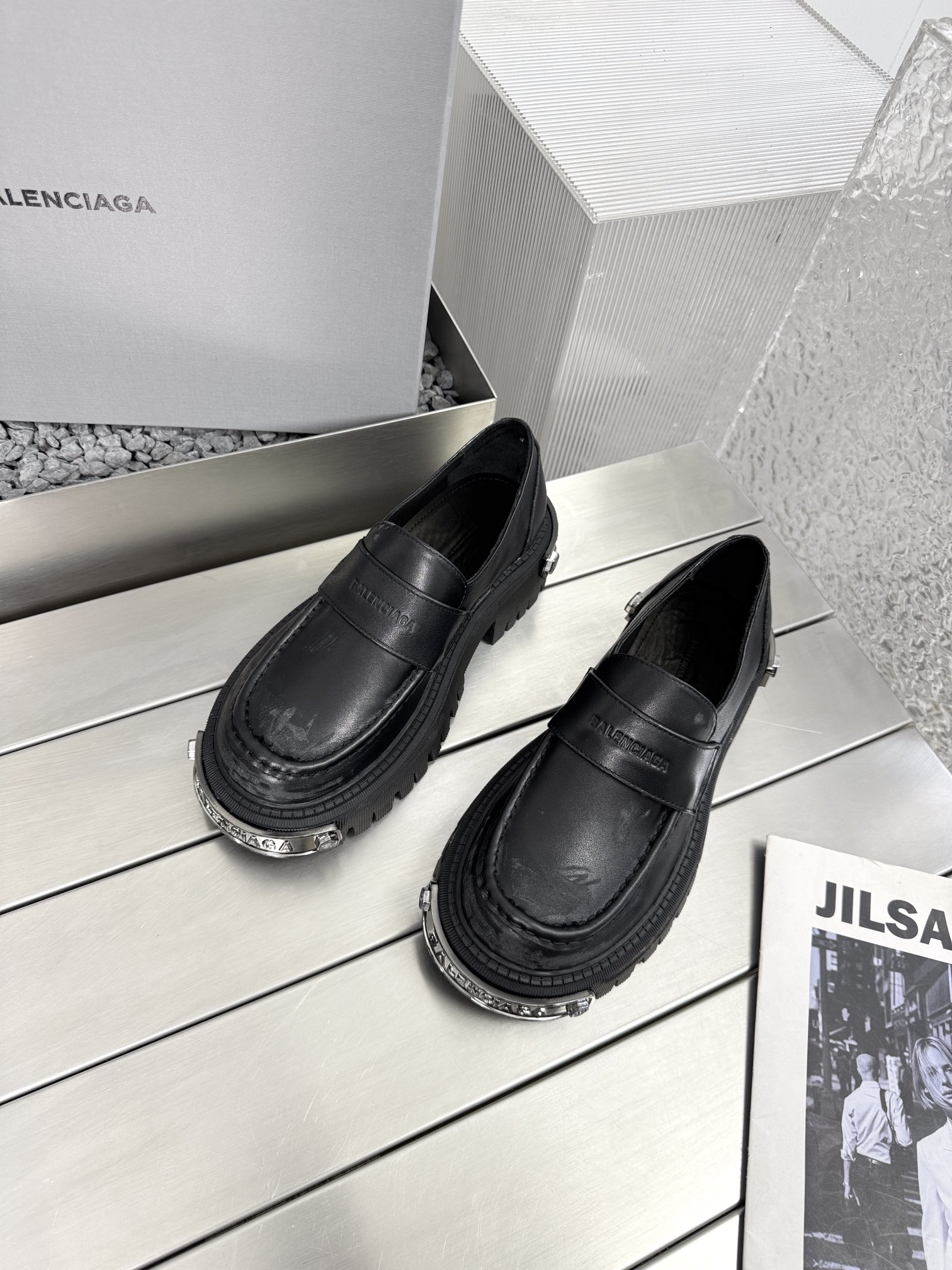 NO:382720,BALENCIAGA 2025SS New front and rear metal TRACTOR big-headed derby shoes loafers The basic style of the previous Derby Roof has been updated with the front and rear metal shells. The concave shape is better matched. The original mid-gloss black calfskin is restrained and stylish. It is matched with the brand logo on the shoe cover. The rhythm of closing the eyes. The inner and foot pads are made of black cowhide. The texture is soft and delicate. The gear-type rubber outsole increases height by 5cm. The size is 35-39 (40.41) Original packaging, loafers, balenciaga, loafers, cowhide19860909BALENCIAGA 2025SS 新款前后金属TRACTOR大头德比鞋乐福鞋 在之前出的德比乐富的基础款式更新了前后的金属外壳.凹造型更加好搭配了 原版中光的黑色小牛皮.内敛有型.搭配鞋盖上的品牌logo家常.闭眼入的节奏 内里和垫脚均选用黑色牛皮.质地柔软细腻 齿轮型橡胶大底增高5cm 码数35-39（40.41定） 原版包装,乐福鞋,balenciaga,loafers,cowhide,Women's Shoes