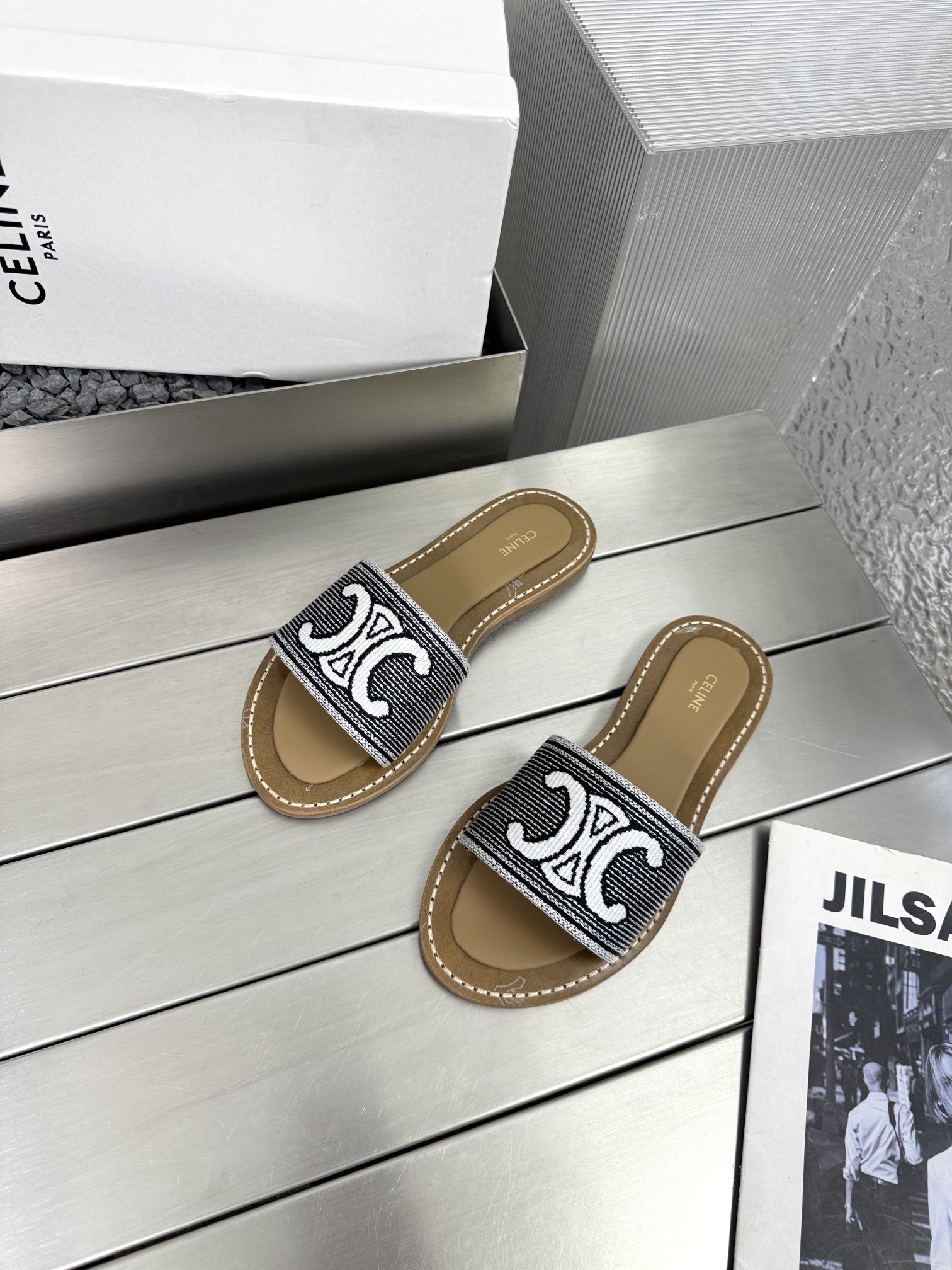 NO:382689,CELINE Arc de Triomphe series slippers Embroidered Arc de Triomphe RUBBER OUTSOLE 3D denim Arc de Triomphe LEATHER OUTSOLE French high fashion brand Trendy matching items Original consistent fabric sage Original 1:1 original purchase and development Consistent color Original one-to-one mold Original genuine leather outsole Size 35-40 (41.42 can be determined) Complete package with original version, slippers, celine, celine, slippers, Leather soles19860909CELINE赛琳凯旋门系列拖鞋 绣花凯旋门RUBBER OUTSOLE 3D牛仔布凯旋门LEATHER OUTSOLE 法国高级时装品牌 潮流搭配单品 原版一致面料编制鼠尾草 原版1:1原版购入开发 一致同色 原版一比一模具 原版真皮大底 码数35-40（41.42可定） 配原版全套包装,拖鞋,celine,celine,slippers,Leather soles,Women's Shoes