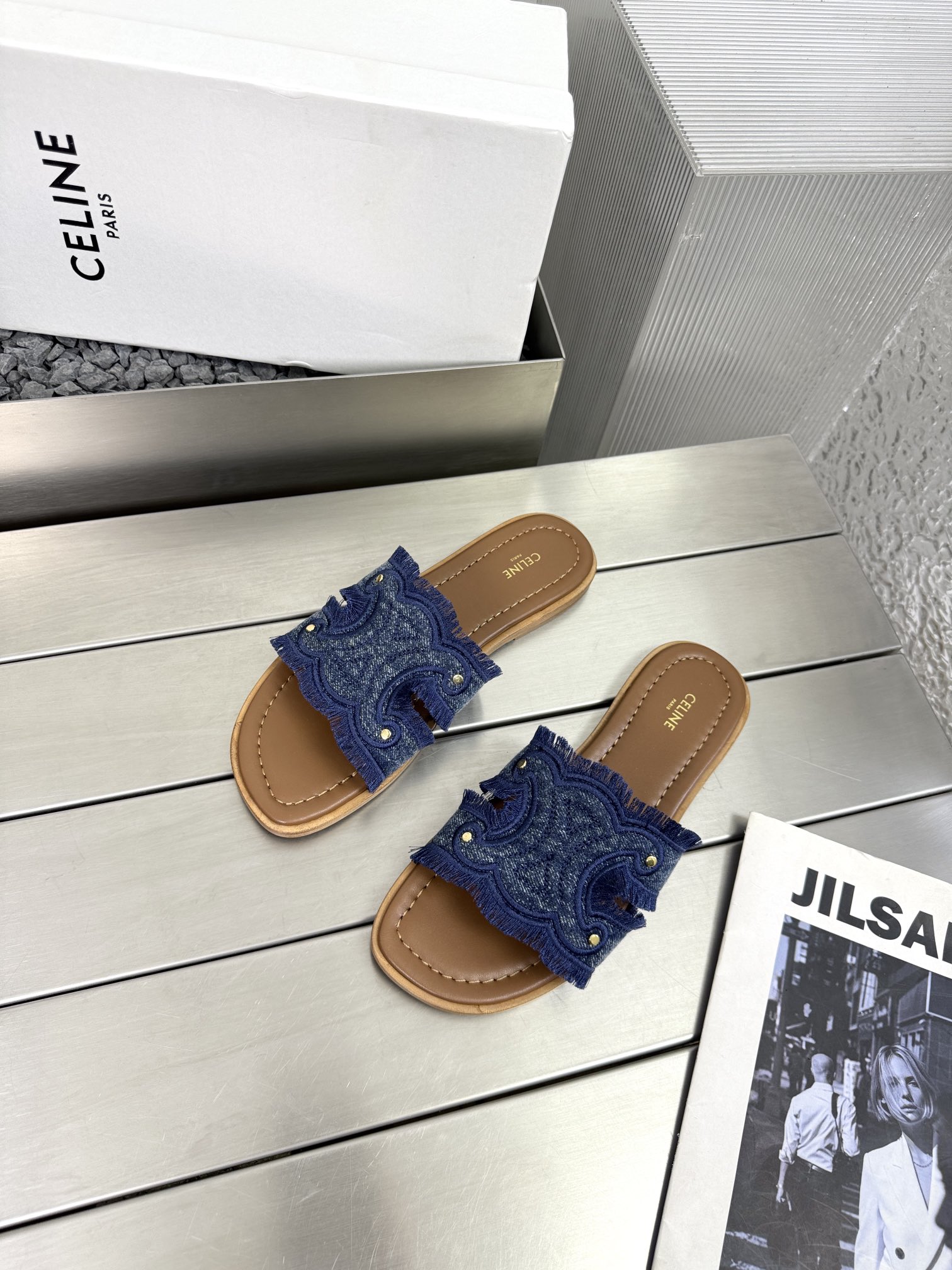 NO:382718,CELINE Arc de Triomphe series tassel slippers Embroidered Arc de Triomphe RUBBER OUTSOLE 3D denim Arc de Triomphe LEATHER OUTSOLE French high fashion brand Trendy matching items Original consistent fabric twill fringe edge decoration inlay rivet craft sheepskin lining Original genuine leather outsole Size 35-40 (41.42 can be determined) Complete package with original packaging, slippers, celine, celine, slippers, sheepskin, Leather soles19860909CELINE赛琳凯旋门系列流苏拖鞋 绣花凯旋门RUBBER OUTSOLE 3D牛仔布凯旋门LEATHER OUTSOLE 法国高级时装品牌 潮流搭配单品 原版一致面料斜纹布拼流苏边装饰镶嵌铆钉工艺 羊皮内里 原版真皮大底 码数35-40（41.42可定） 配原版全套包装,拖鞋,celine,celine,slippers,sheepskin,Leather soles,Women's Shoes