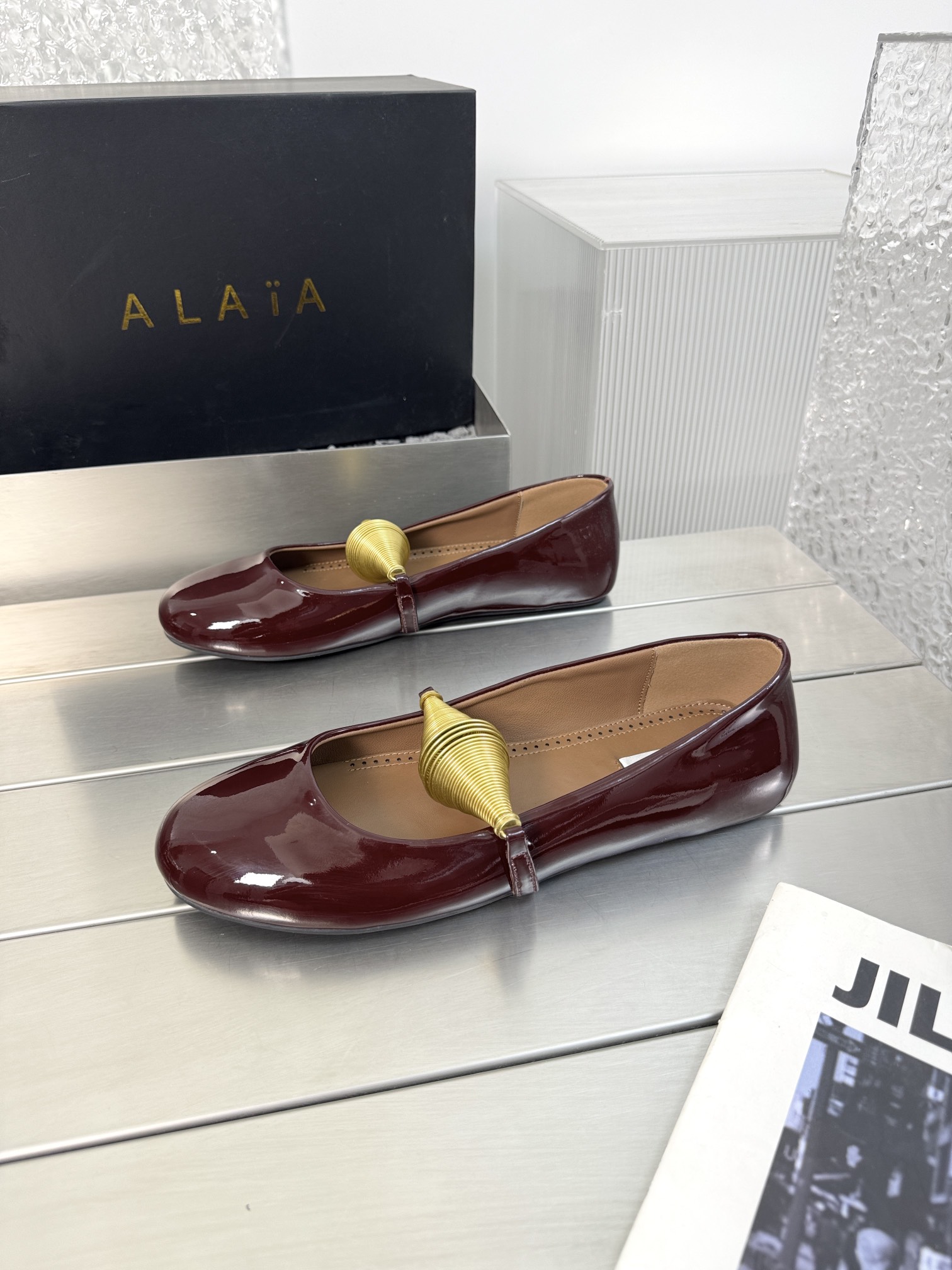 NO:382714,Alaia 25ss/ catwalk flat-sole spring ballet shoes The popular flat-sole shoes that are popular all over the world. The same style of Zhang Xiaohui, sweet and cool ballet style. A popular ballet shoes, romantic and charming. Comfortable and versatile style. Different styles can be easily controlled by different styles. Whether it is jeans, suit pants, or pleated skirts, you can enhance your outfit to fashion, elegance and excellence. Original open mold pure copper hardware spring decoration parts are simple and fashionable. Fabric ox patent leather. Inner footbed imported sheepskin. Outsole original rubber non-slip sole. Size 35-39 (40.41 custom made without return or exchange). Original packaging, ballet shoes, alaia, flats, skirts, jeans, business suit, sheepskin19860909Alaia 阿莱亚25ss/ 走秀款平底弹簧芭蕾舞鞋 风靡全球超火的平底鞋 章小蕙同款 甜酷芭蕾风 人气超高的一款芭蕾舞鞋,浪漫又迷人 舒适百搭配上不同款式,不同风格都能轻松驾驭,无论牛仔裤,西装裤,还是百褶裙,都能将你的穿搭提升到时尚,优雅和卓越之中 原版开模纯铜五金弹簧装饰件简约时尚 面料牛漆皮 內里垫脚进口羊皮 大底原版橡胶防滑大底 码数35-39（40.41订做不退换） 原版包装,芭蕾舞鞋,alaia,flats,skirts,jeans,business suit,sheepskin,Women's Shoes