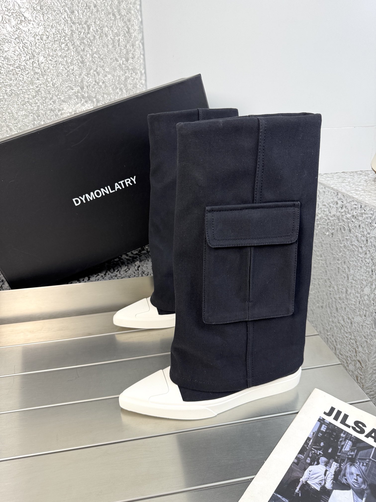 NO:382675,'DYMONLATRY' niche designer new pointed-toe boots. The new trousers are added with pocket design elements. Pay more attention to the street style of industrial wear. One-step style increases within 3cm, easily lengthen and increase the proportion, and controls the sporty street style. The original mold opening custom line data brings rich details and comfort to minimalist outfits. Black upper and white sole matching, daily matching, easy and effortless to get a high-end feel. Fabric twill denim increases inside by 3cm, natural rubber sole, size 35~40 Original packaging, boots, boots,19860909“DYMONLATRY” 小众设计师新款尖头裤筒靴 新款裤筒加入口袋设计元素.更加注重工装街头风格 一脚蹬款3cm内增高,轻松拉长比例增高,驾驭运动感街头造型 原版开模定制线条数据为极简穿搭带来丰富细节与舒适感 黑鞋面白大底搭配,日常随意搭配,轻松不费力就能get到高级感 面料斜纹牛仔布 内增高3cm 大底天然橡胶大底 码数35～40 原版包装,靴子,boots,Women's Shoes