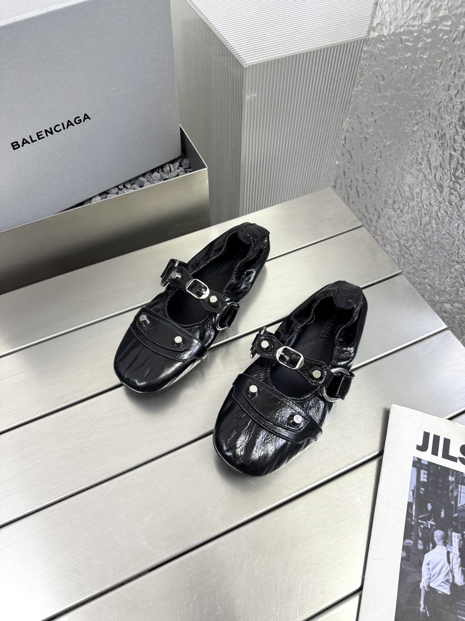 NO:382702,BALENCIAGA / Balenciaga 25ss new rivet Mary Jane ballet shoes bring fashion to the extreme. Paris shoes are absolutely open!  Because every pair really has its own fashionable street attributes, and countless modifications of the last set can create a perfect version. It is full of comfort and is very fashionable!  The upper is wrinkled oil waxed sheepskin, the inner mixed-bred sheepskin, the original mold-open custom rubber outsole, the size 35-40, the original packaging, Mary Jane, balenciaga, balenciaga, mary jane, sheepskin19860909BALENCIAGA /巴黎世家25ss新品铆钉玛丽珍芭蕾舞鞋 将时髦发挥到极致 巴黎的鞋子绝对开了挂！ 因为真的每一对都自带时髦街头属性 无数次套楦修改才能打造出完美版型 舒适度满分 上脚潮爆了！ 鞋面采用打皱油蜡羊皮 内里混种羊皮 原版开模定制橡胶大底 码数 35-40 原版包装,玛丽珍,balenciaga,balenciaga,mary jane,sheepskin,Women's Shoes