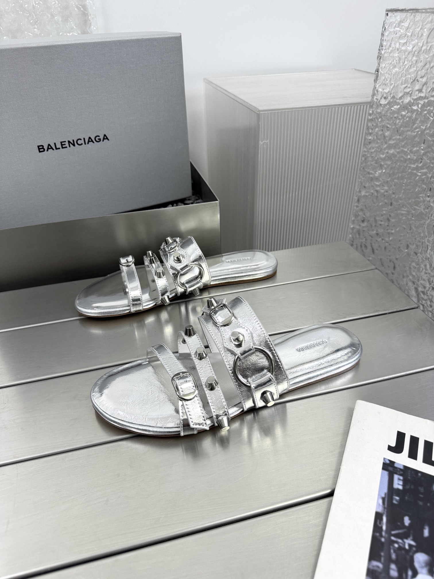 NO:382724,BALENCIAGA 25ss New Metal Rivet Sandals Series This pair of CAGOLE slippers is the rivets on the lady slippers and it is super punk on the street. It’s so unique. INS hot product. Original purchase and mold opening, customized upper, original cowhide, cowhide, and leather edge-covered sole. Full of hand lock metal rivets. All materials are consistent with the original craftsmanship. Full texture. Italian leather sole. Size35-40 (41 customization). Original packaging, slippers, balenciaga, balenciaga, slippers, cowhide, Leather soles.19860909BALENCIAGA 巴黎世家 25ss 新款金属铆钉凉拖鞋系列 这双CAGOLE拖鞋鞋型是淑女拖鞋上面的铆钉又超级朋克街头简直太别致了 INS爆款 原版购入开模,定制鞋面原版牛皮,牛皮包边大底 全手工锁金属铆钉打造 所有的材质与工艺原版一致 质感满满 意大利真皮大底 Size35-40（41定） 原版包装,拖鞋,balenciaga,balenciaga,slippers,cowhide,Leather soles,Women's Shoes