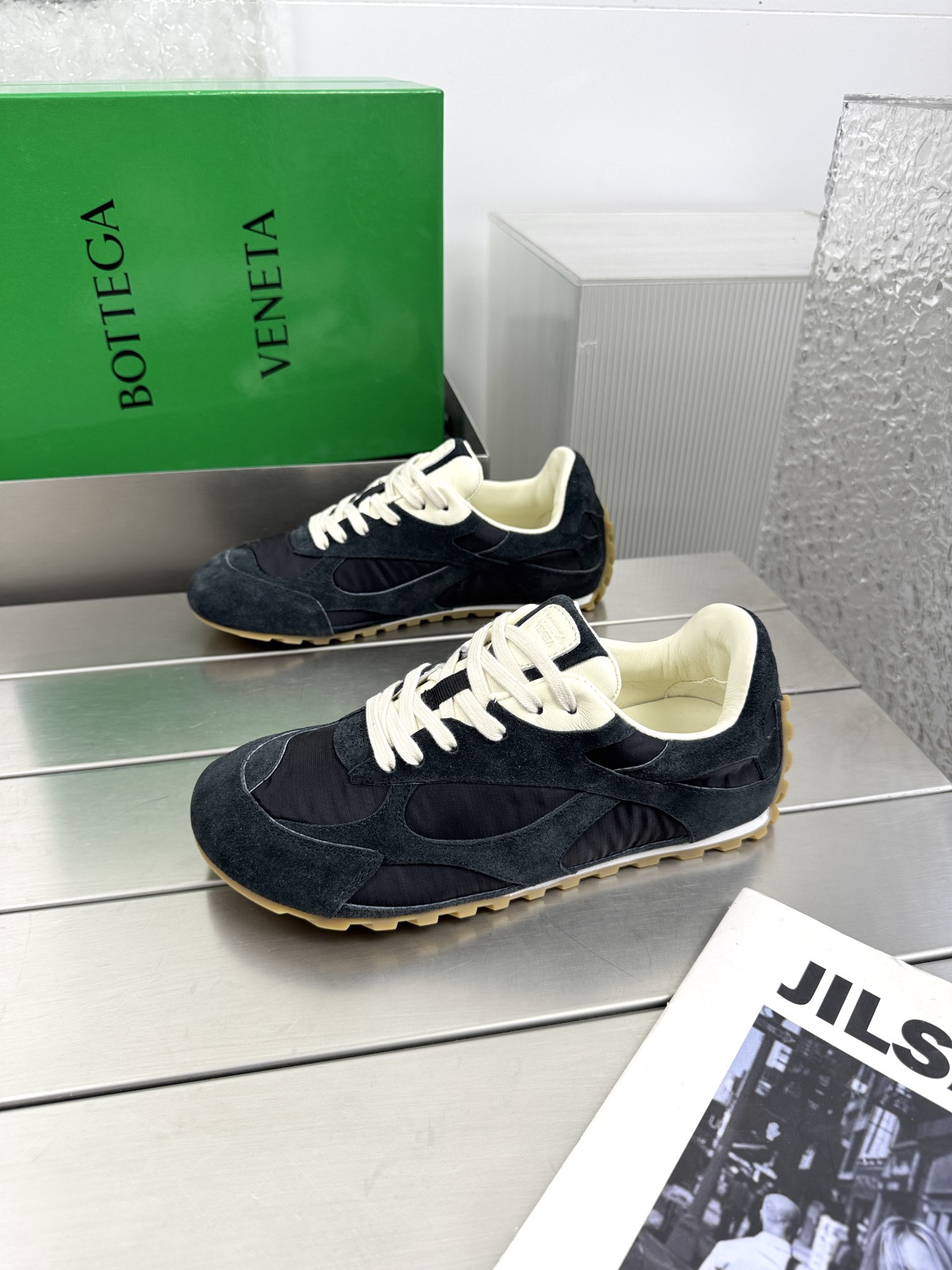 NO:382683,Retro Forrest Gump sneakers, new neutral sneakers, Orbit 2.0 series, while ensuring casual comfort, there is no shortage of fine sculpting of the styling design. The selected space cloth fabric echoes the brand's iconic Intreccio elements, so as to achieve a light foot feeling and bring a new interpretation with a sophisticated and avant-garde design. Paying tribute to the personality style in the collision of functions and silhouettes, creating a style that never goes out of date. Dynamics' is one of Matthieu Blazy's important design concepts. While wearing comfortably, it can also elegantly modify the foot lines, and can easily match pants or skirts with ease to control various daily styles. The bottom is thick, 2CM high in height 3cm. The upper material is suede cowhide, original rainproof fabric. The shoe material is sheepskin. The sole material is original open-mold wear-resistant and non-slip raw rubber bottom sheet. Size 35-39  Original packaging, casual shoes/sports shoes, sneakers, skirts, cowhide, sheepskin19860909复古阿甘运动鞋 全新的中性运动鞋 Orbit 2.0系列 在保证休闲舒适的同时 不乏造型设计的精细雕琢 搭配甄选太空布面料呼应品牌标志性Intreccio 元素 以此实现轻盈的脚感以精致前卫的设计带来全新的演绎,在功能与廓形的碰撞中致敬个性风采、打造永不过时的造型风格 动态”是Matthieu Blazy 的重要设计理念之一 在穿着舒适的同时,还可以优雅修饰足部线条,更能自由搭配裤装或裙装轻松驾驭多种日常风格 底厚 2CM内增高3cm 鞋面材质绒面牛皮、原版防雨布料 鞋里材质羊皮 鞋底材质原版开模耐磨防滑生胶底片 码数35-39 原版包装,休闲鞋/运动鞋,sneakers,skirts,cowhide,sheepskin,Women's Shoes