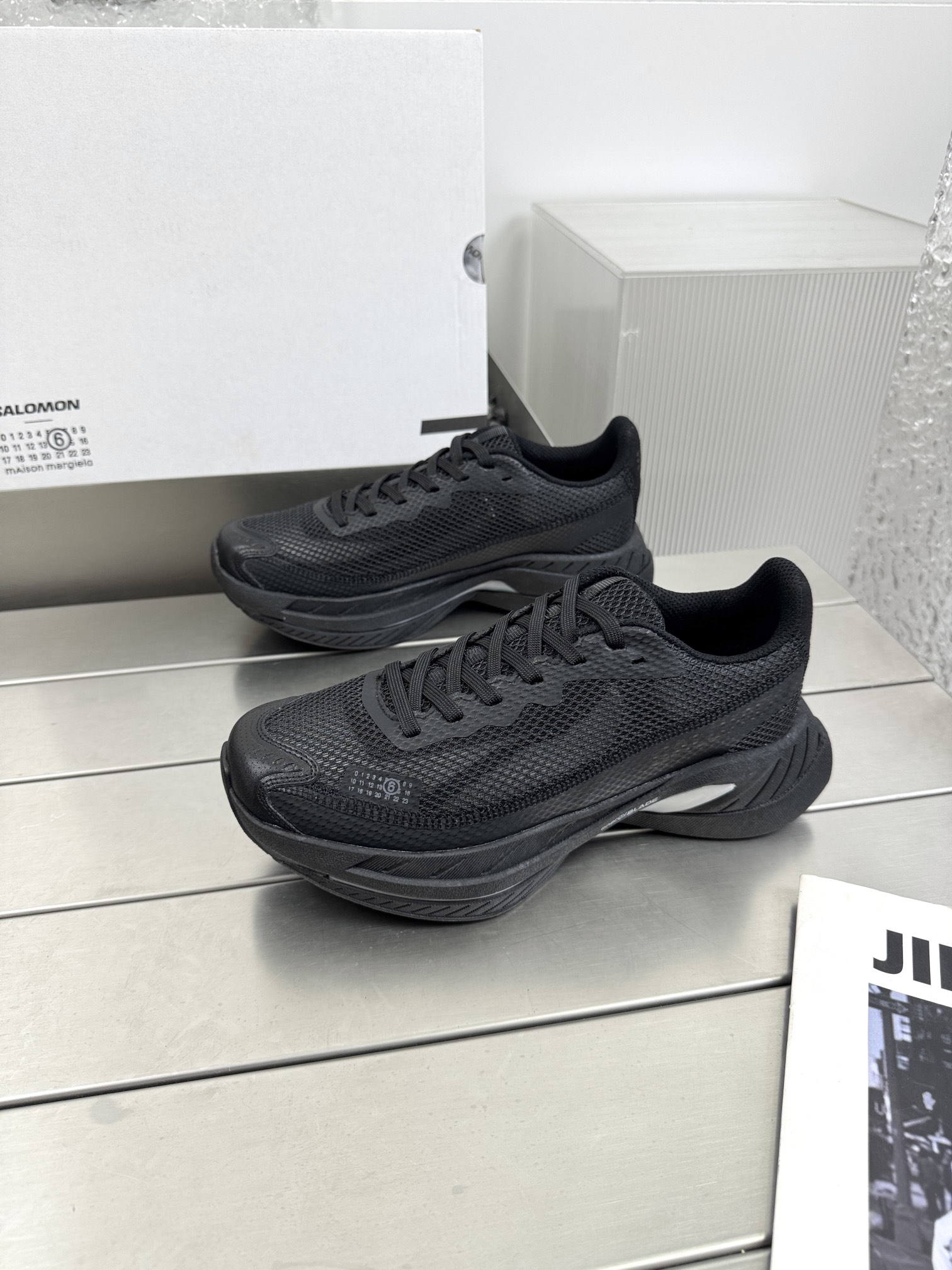 NO:412152,MM6 x SALOMON - Spectur 2 MM6 Maison Margiela and SALOMON 2025 spring and summer series shoes are based on the road running shoes Spectur 2. The upper is made of large hole mesh material with the same color pressing and cutting sheet. The shoe side has both brand logos, covering polyester fiber, polyurethane, and rubber. Equipped with full-length carbon fiber board Energy Blade and Energy Foam cushioning system, the rear palm is thickened and widened, with both propulsion, cushioning rebound and stability. Original combination foam + rubber sole size 35-39 (40 fixed) Men 40-44 (45 fixed) Original packaging, casual shoes/sports shoes, masion margiela, sneakers19860909MM6 x SALOMON - Spectur 2 MM6 Maison Margiela与SALOMON合作的2025春夏系列鞋款,以公路跑鞋Spectur 2为基础,鞋面采用大孔网眼材质搭配同色系压胶与裁片,鞋侧有双方品牌标识,材质涵盖聚酯纤维、聚氨酯、橡胶 搭载全长碳纤维板Energy Blade与Energy Foam缓震系统,后掌加厚加宽,兼具推进力、缓震回弹与稳定性原版组合发泡+橡胶底  码数女35-39（40定） 男40-44（45定） 原版包装,休闲鞋/运动鞋,masion margiela,sneakers,Women's Shoes