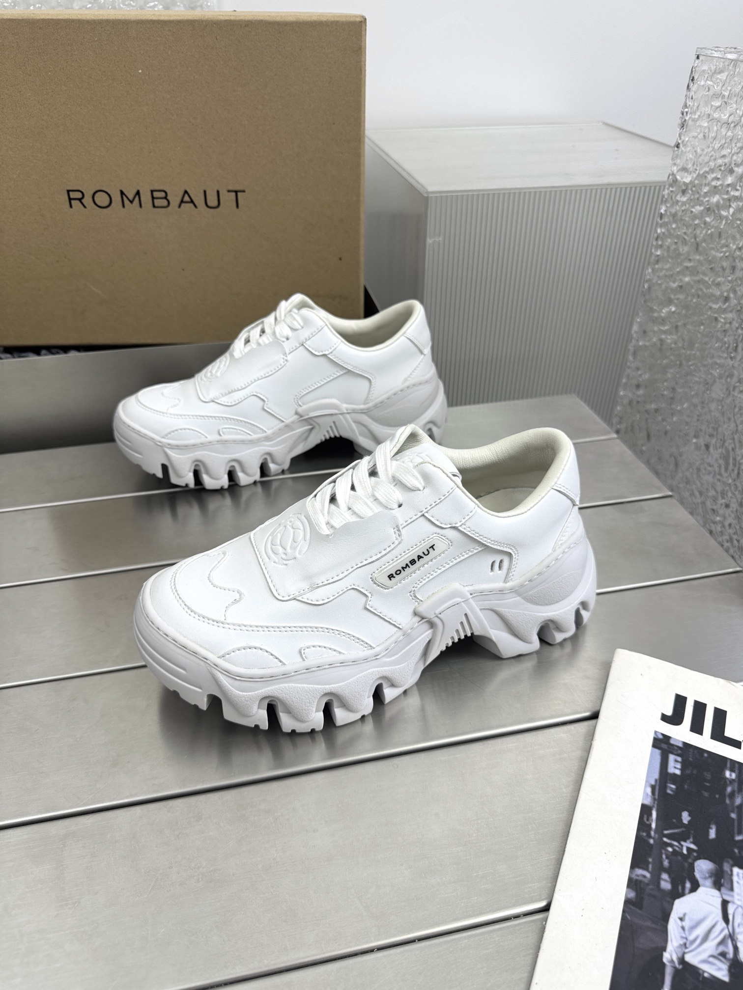 NO:412181,Rombaut Belgian niche brand Xiaohongshu recommended dragon-tooth dad shoes Jacquemus same style domestic Ouyang Nana also has footwear. Single-product dad accessories have avant-garde sunflower silver decorative fasteners, and a faint Y2K atmosphere can instantly add personality to any shape. You may as well match it with various items such as dresses or jeans. Fabric metal leather, inner sheepskin original private mold rubber sole, height increase by 5cm Size: 35-39 (40 fixed) Original packaging, casual shoes/sports shoes, sneakers, skirts, sheepskin19860909Rombaut 比利時小众品牌小紅書推薦款龙齿老爹鞋 Jacquemus同款國內歐陽娜娜也有上腳. 單品老爹配饰有前衛的太阳花银色裝飾扣件,淡淡的Y2K氣息能為任何造型瞬添個性.不妨搭配連衣裙或牛仔褲等各式單品 面料金属皮 内里绵羊皮 原版私模橡膠大底,增高5cm 码数: 35-39（40定） 原版包装,休闲鞋/运动鞋,sneakers,skirts,sheepskin,Women's Shoes