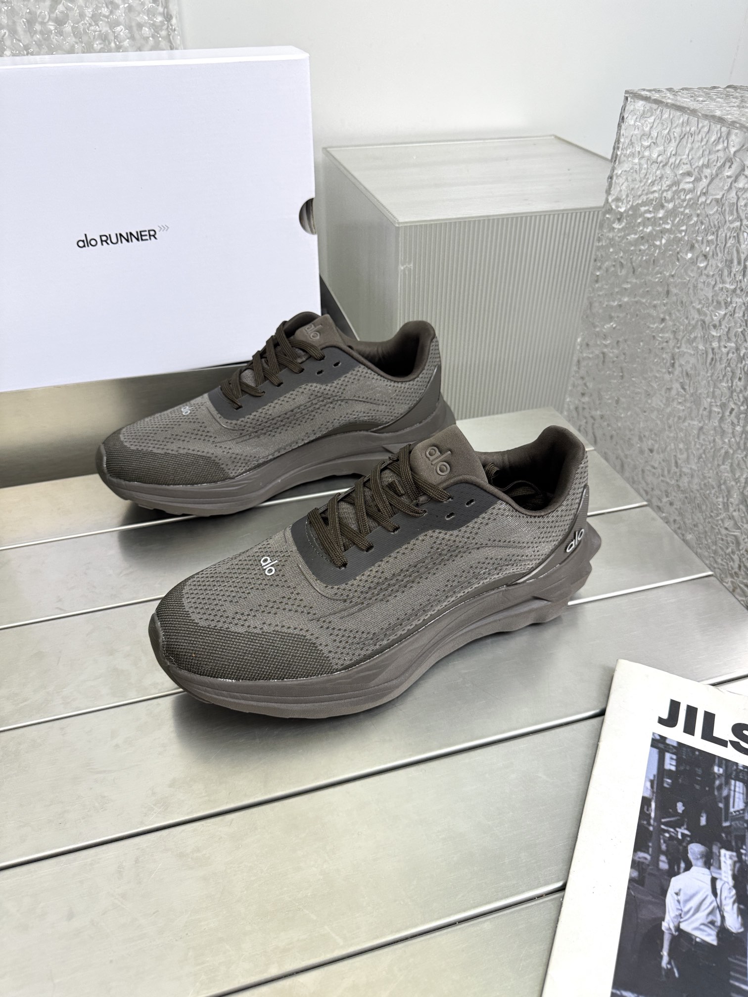 NO:412165,alo Runner series couples mesh casual sports shoes jogging shoes original purchase and development Alo Runner is designed for stability and support of streets, off-road, runway or sand, equipped with stable heel clips, reinforced heel cushioning, and double density midsoles, taking into account comfort and sensitivity. Breathable double-layer mesh upper optimizes air circulation and is made of 70 recycled materials to reduce the impact on the earth Fabric fly weaving original custom made of various materials splicing Customized inner lining Outsole original mold opening modo/rubber Sole thickness 4CM Size 36-45 Original packaging, casual shoes/sports shoes, sneakers19860909alo Runner 系列 情侣款 网面 休闲 运动鞋 慢跑鞋 原版购入开发 做货 Alo Runner 专 街道、越野、跑道或沙地的稳定性与支撑力而设计,配备稳定后跟夹片、加固后跟缓冲,以及双密度中底,兼顾舒适性与灵敏度.透气的双层网面鞋面优化空气流通,并采用70再生材料制成,减少对地球的影响 面料飞织原版定制多种材质拼接 内里定制透气内里 大底原版开模modo/橡胶 底厚4CM 码数36-45 原版包装,休闲鞋/运动鞋,sneakers,Women's Shoes